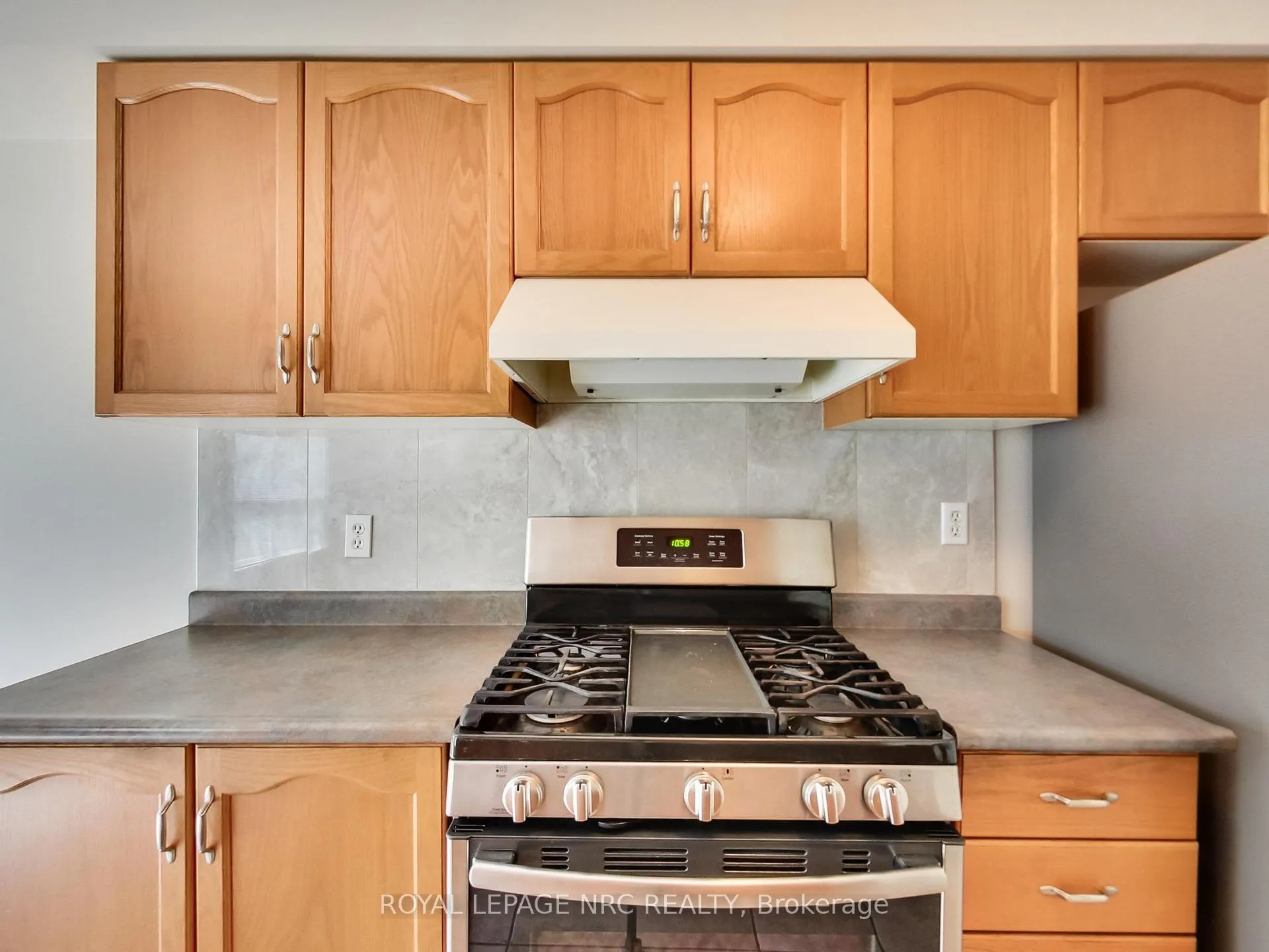 Photo 16 of Unit 10, 104 Frances Avenue, Hamilton, Lakeshore — HOMEH