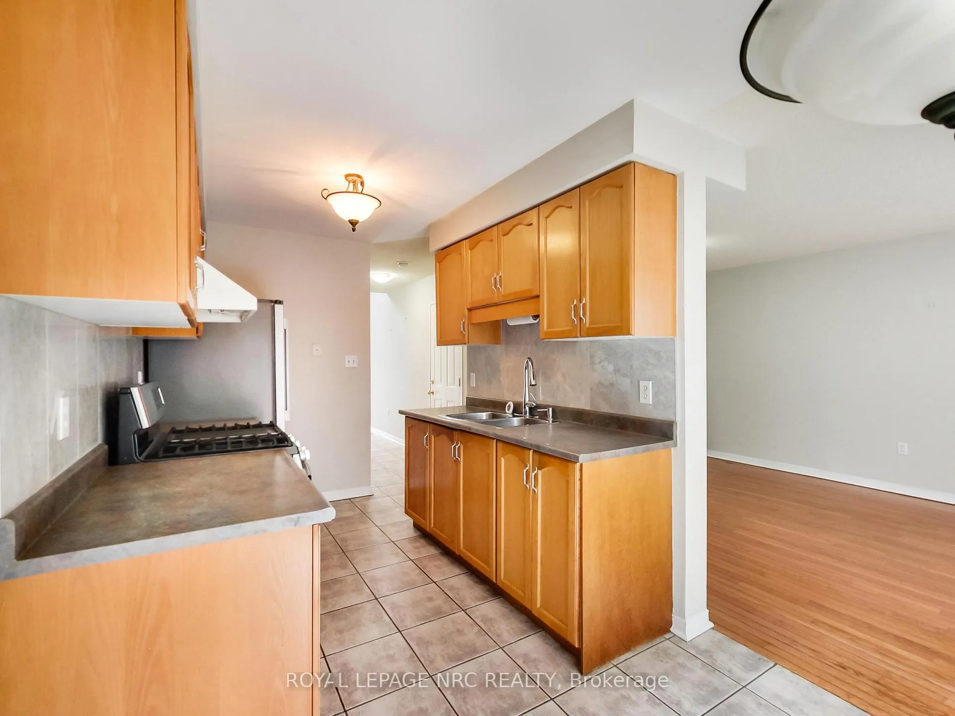 Photo 19 of Unit 10, 104 Frances Avenue, Hamilton, Lakeshore — HOMEH