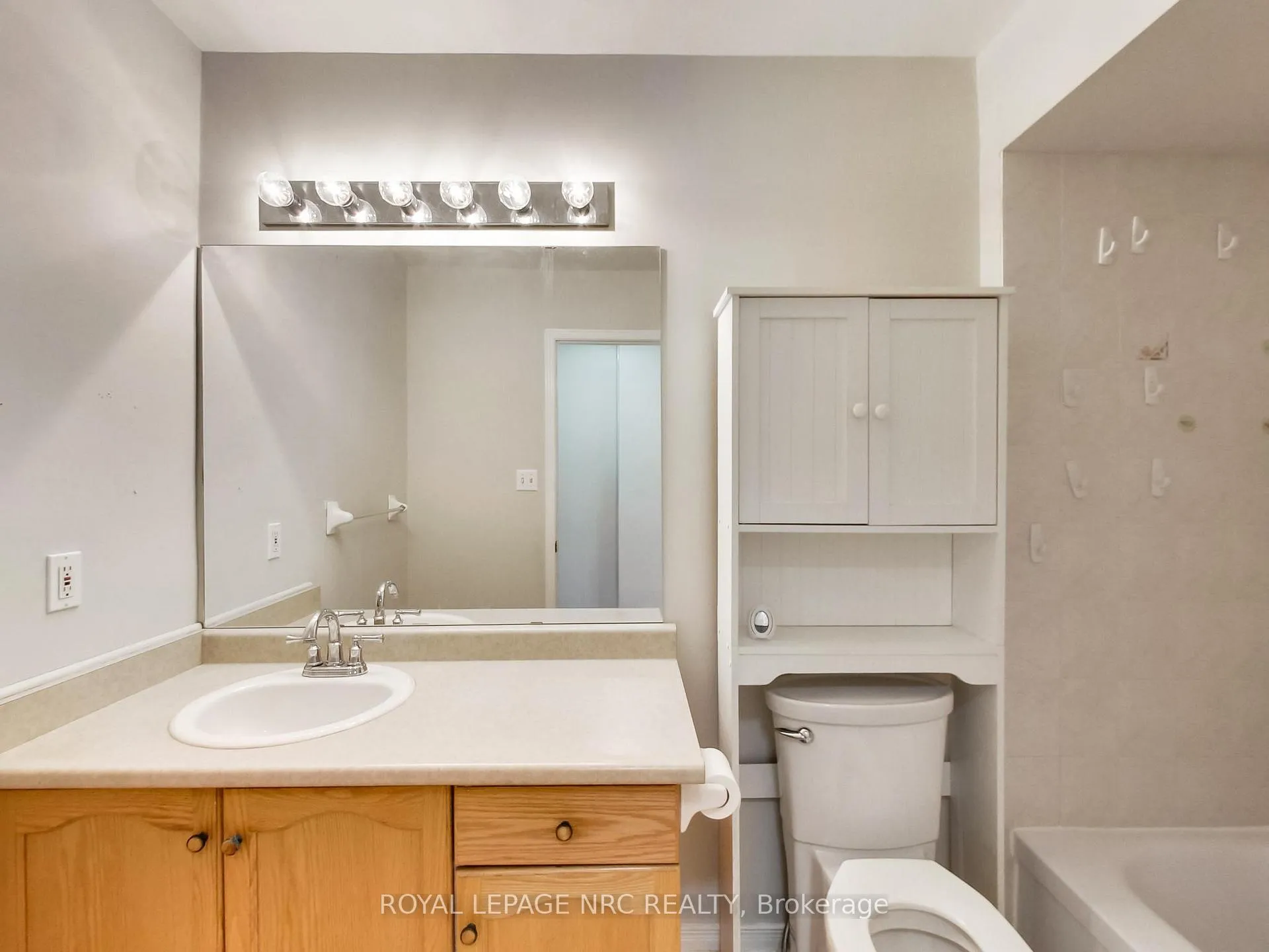 Photo 22 of Unit 10, 104 Frances Avenue, Hamilton, Lakeshore — HOMEH