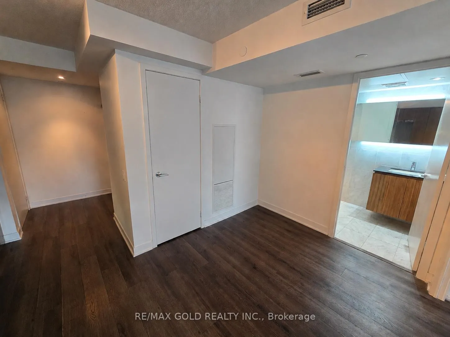 Photo 8 of Unit 1603, 70 Queens Wharf Road, Toronto, Waterfront Communities — HOMEH