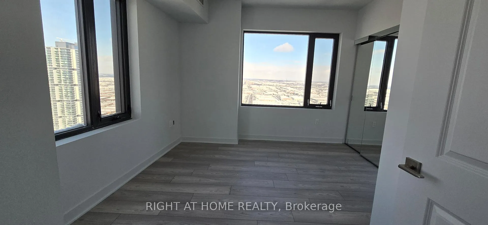 Photo 8 of Unit 4208, 2920 Highway 7 Road, Vaughan, Concord — HOMEH
