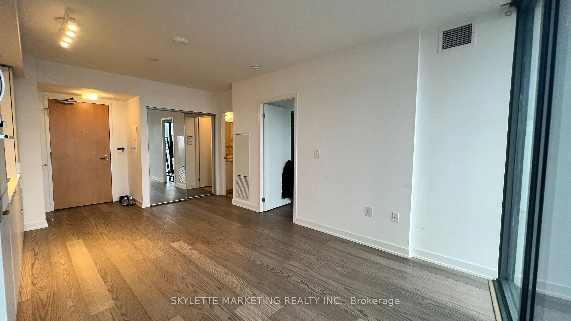 Photo 4 of Unit 3201, 11 Wellesley Street W, Toronto, Bay Street Corridor — HOMEH