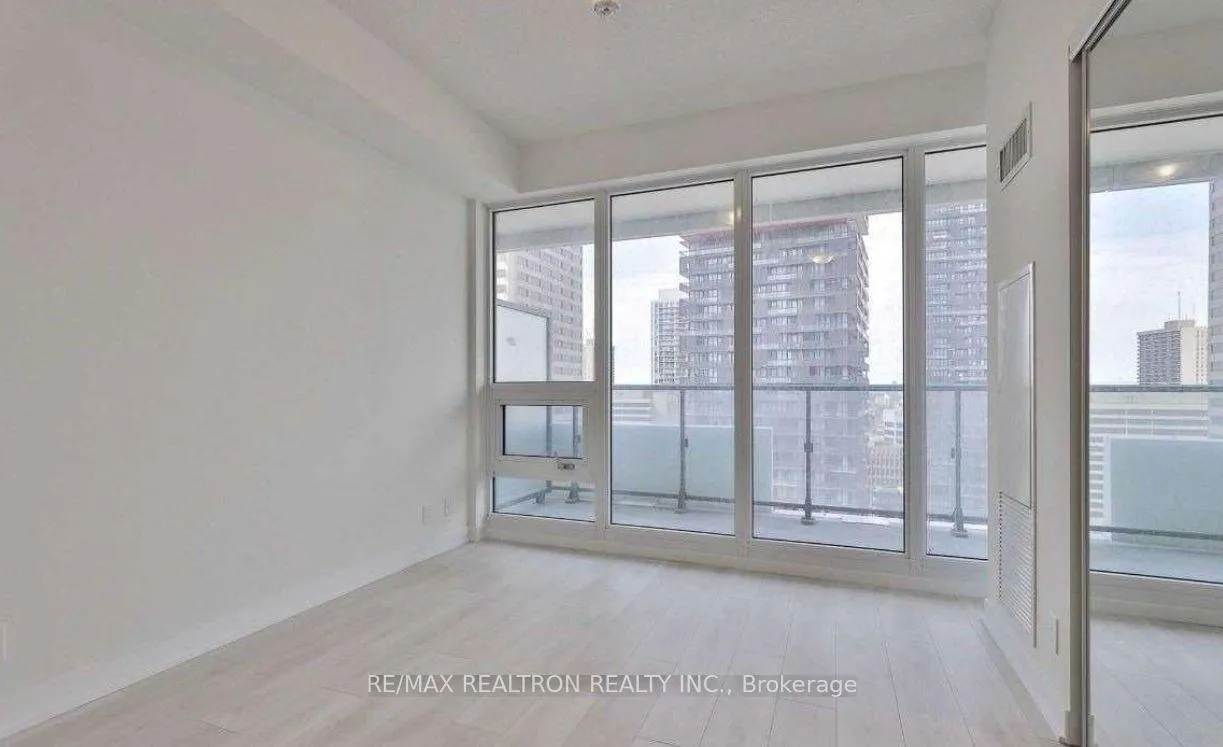 Photo 5 of Unit 1802, 2221 Yonge Street, Toronto, Mount Pleasant West — HOMEH