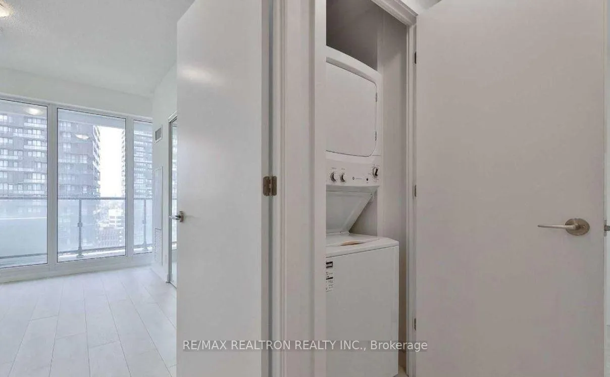 Photo 10 of Unit 1802, 2221 Yonge Street, Toronto, Mount Pleasant West — HOMEH