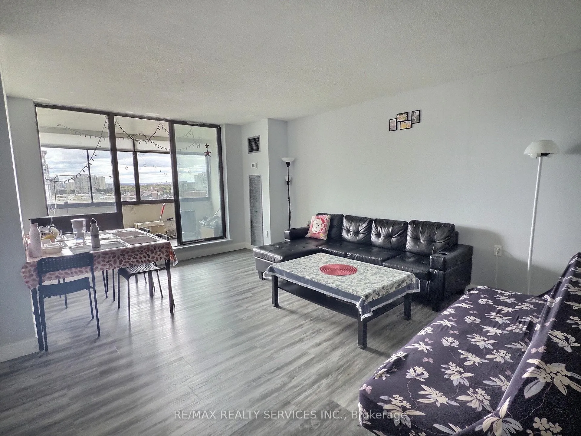 Front of Unit 1812, 18 Knightsbridge Road