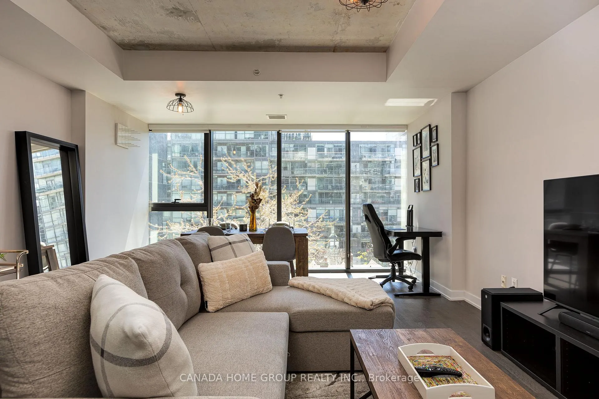 Front of Unit 514, 629 King Street W