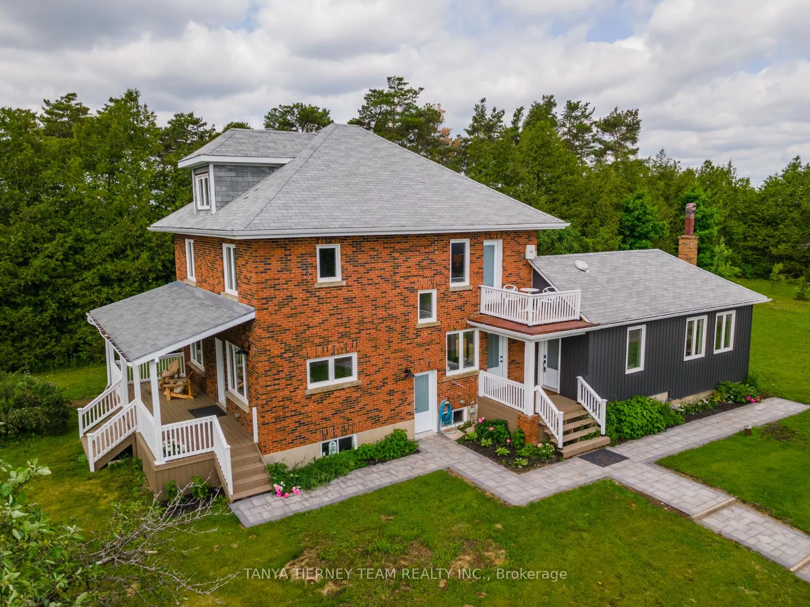 Front of 275 Scugog 14 Line