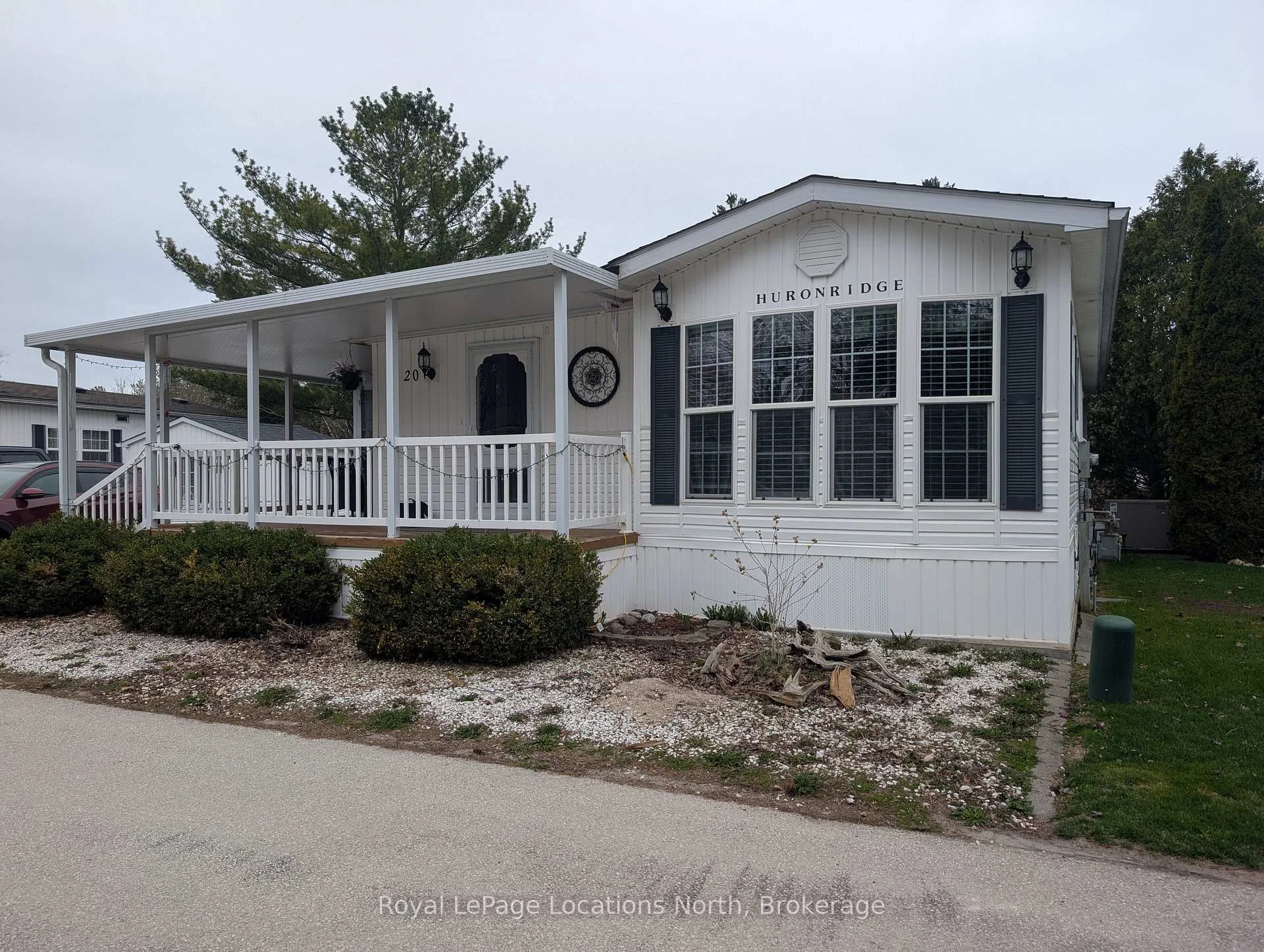 Photo 4 of 20 Topaz Street W, Wasaga Beach — HOMEH