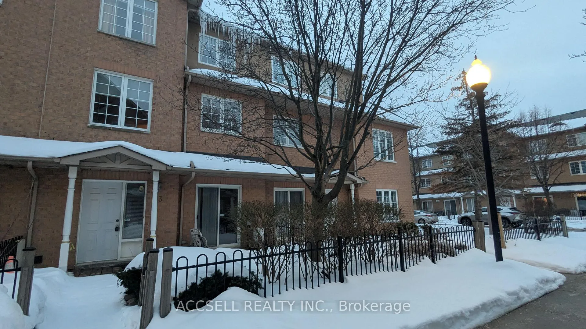 Photo 2 of Unit 13, 20 St Moritz Way, Markham, Unionville — HOMEH