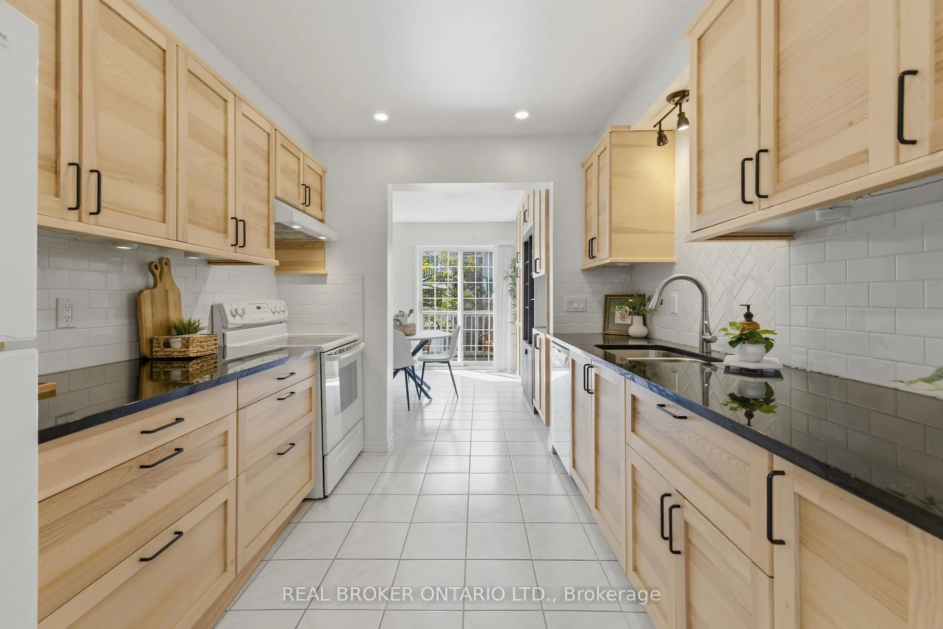 Photo 7 of 36 Castlegreen Private, Ottawa, Hunt Club Park/Greenboro — HOMEH