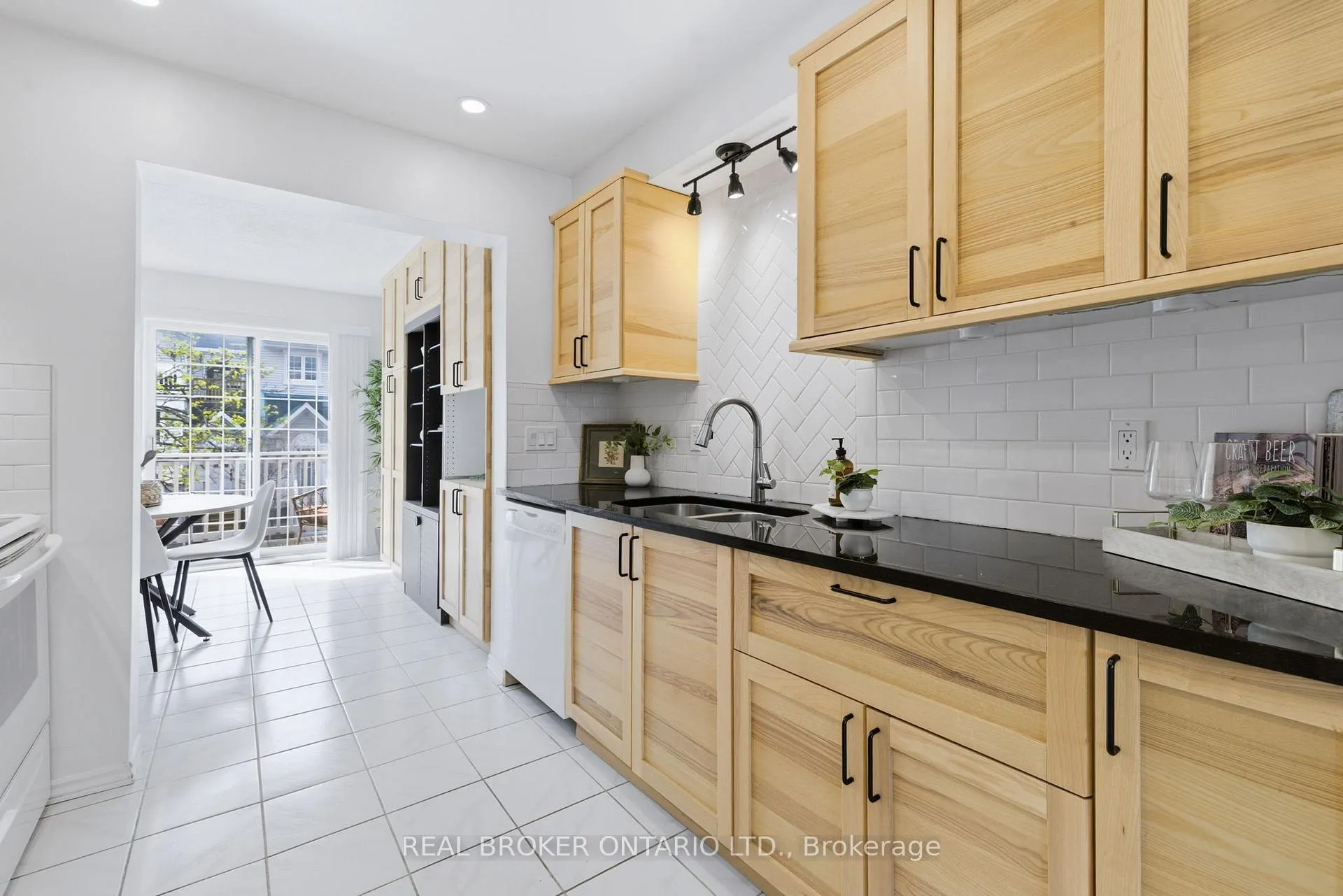 Photo 8 of 36 Castlegreen Private, Ottawa, Hunt Club Park/Greenboro — HOMEH
