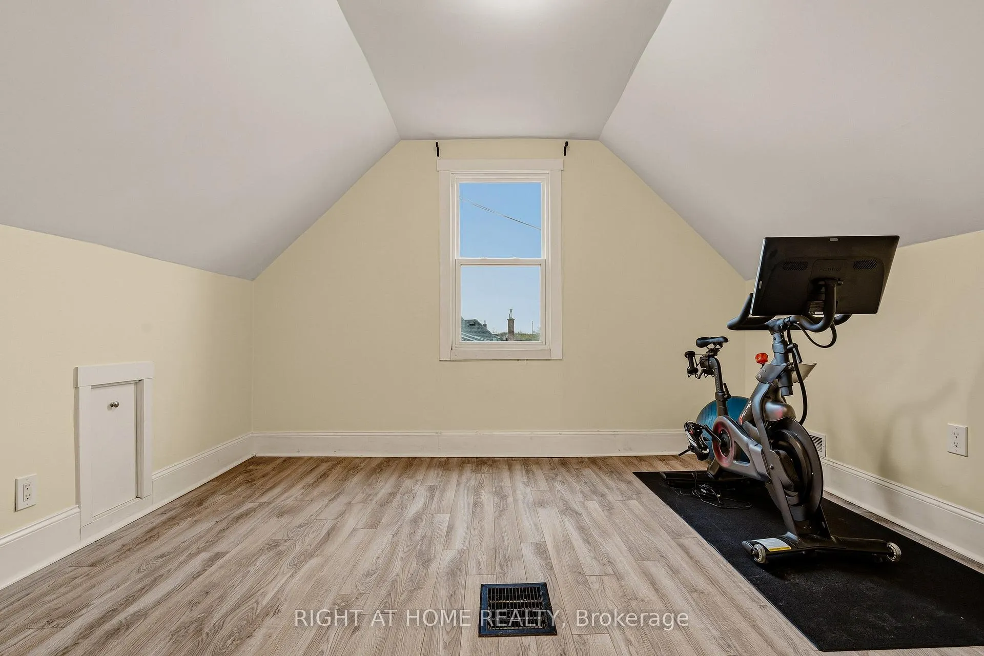 Photo 20 of 104 Barnesdale Avenue N, Hamilton, Stipley — HOMEH