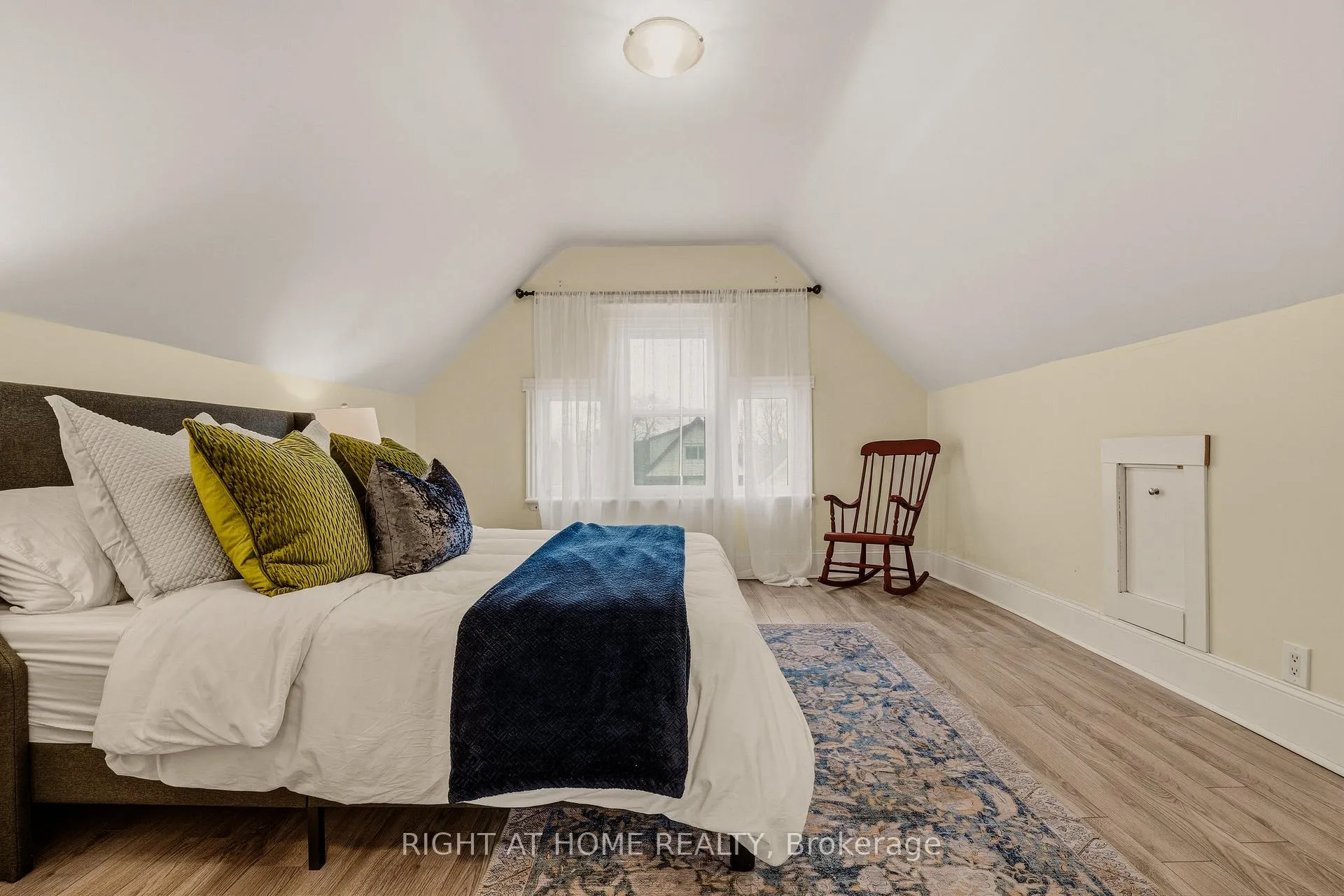 Photo 22 of 104 Barnesdale Avenue N, Hamilton, Stipley — HOMEH