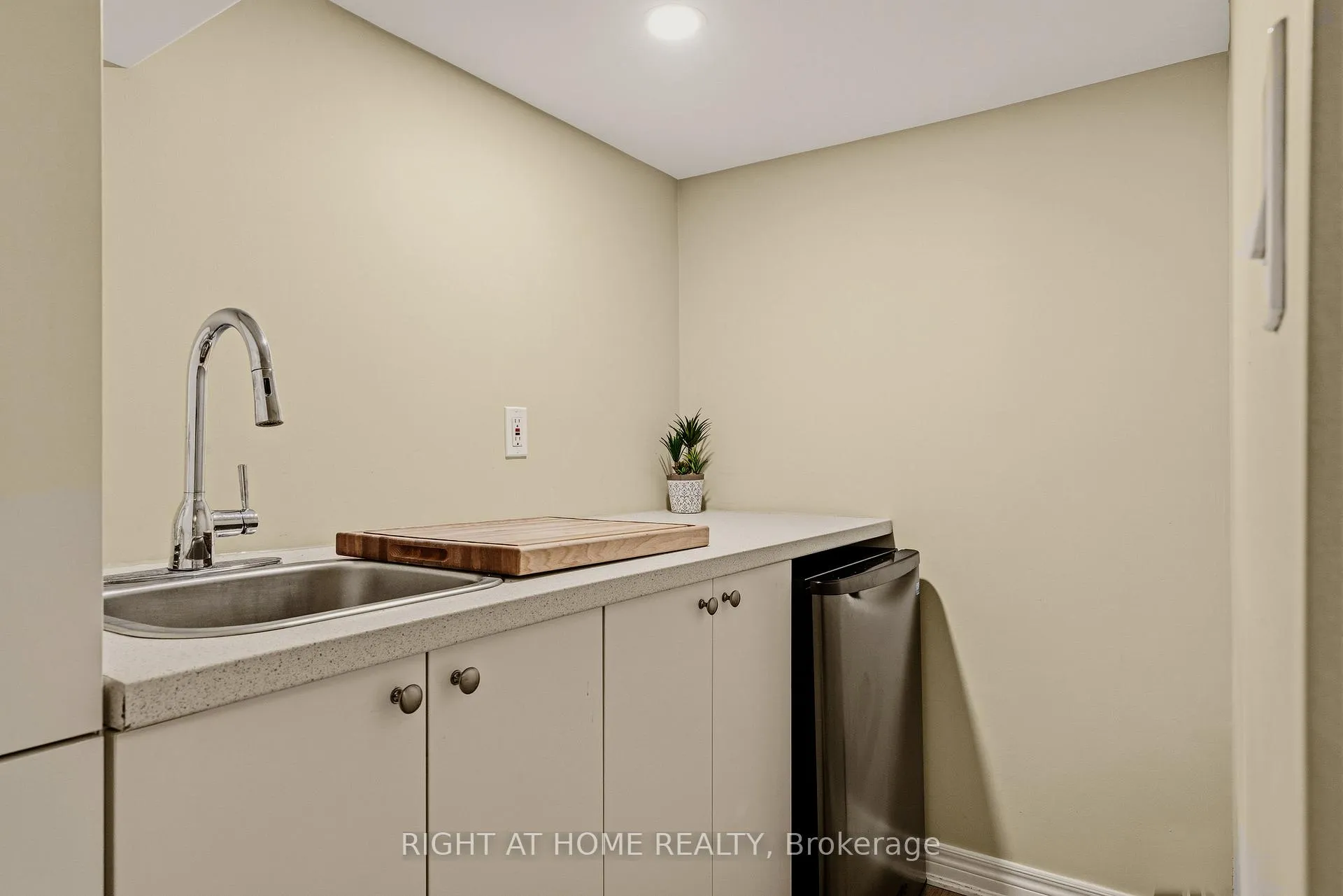 Photo 25 of 104 Barnesdale Avenue N, Hamilton, Stipley — HOMEH