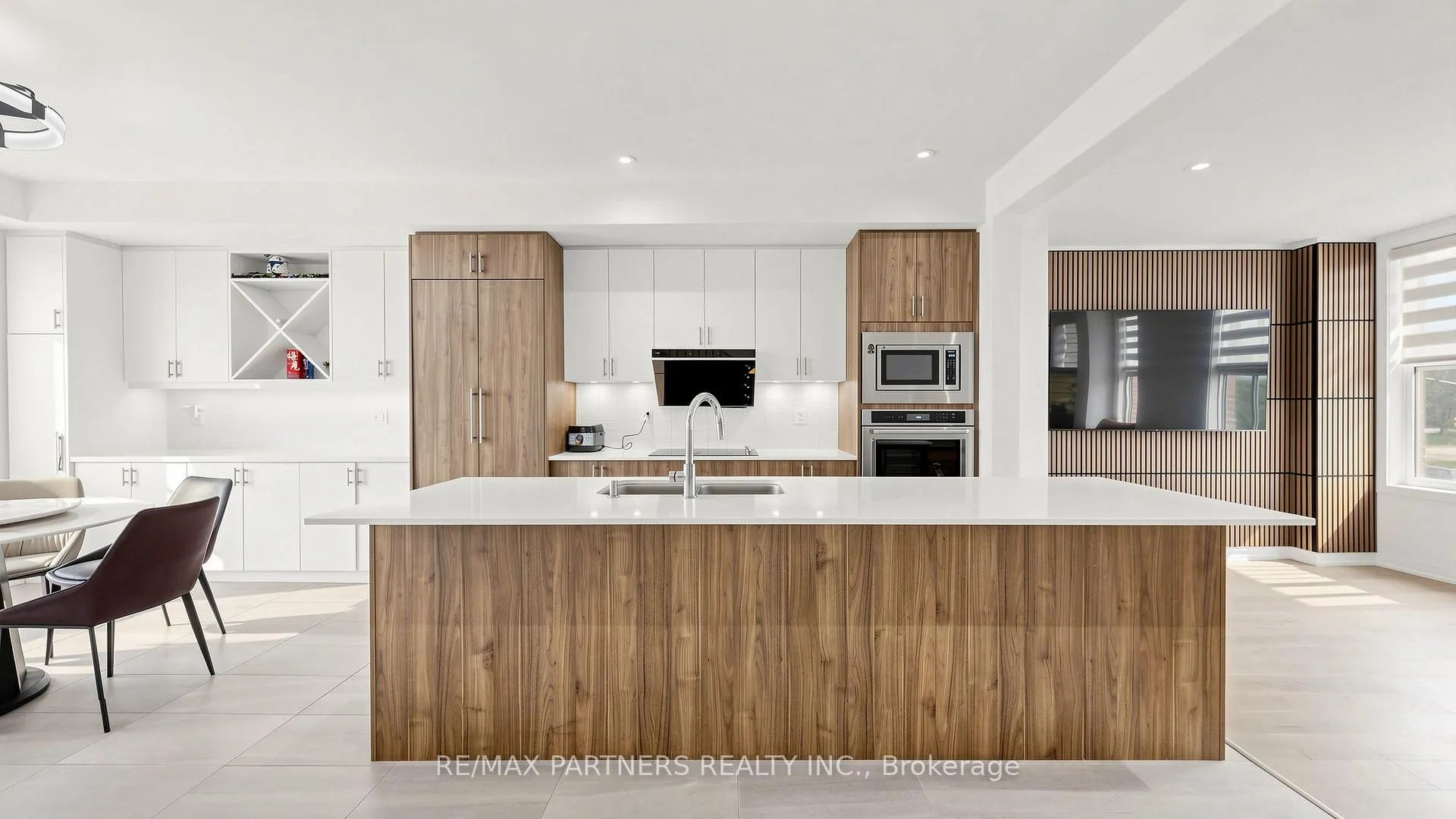 Photo 1 of 9092 Woodbine Avenue, Markham, Buttonville — HOMEH