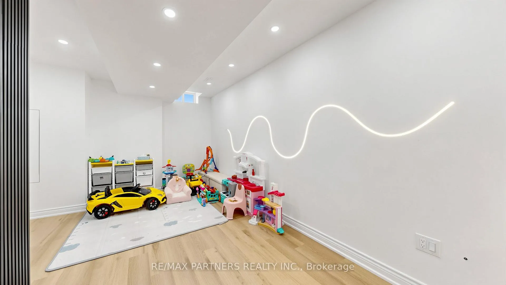 Photo 24 of 9092 Woodbine Avenue, Markham, Buttonville — HOMEH