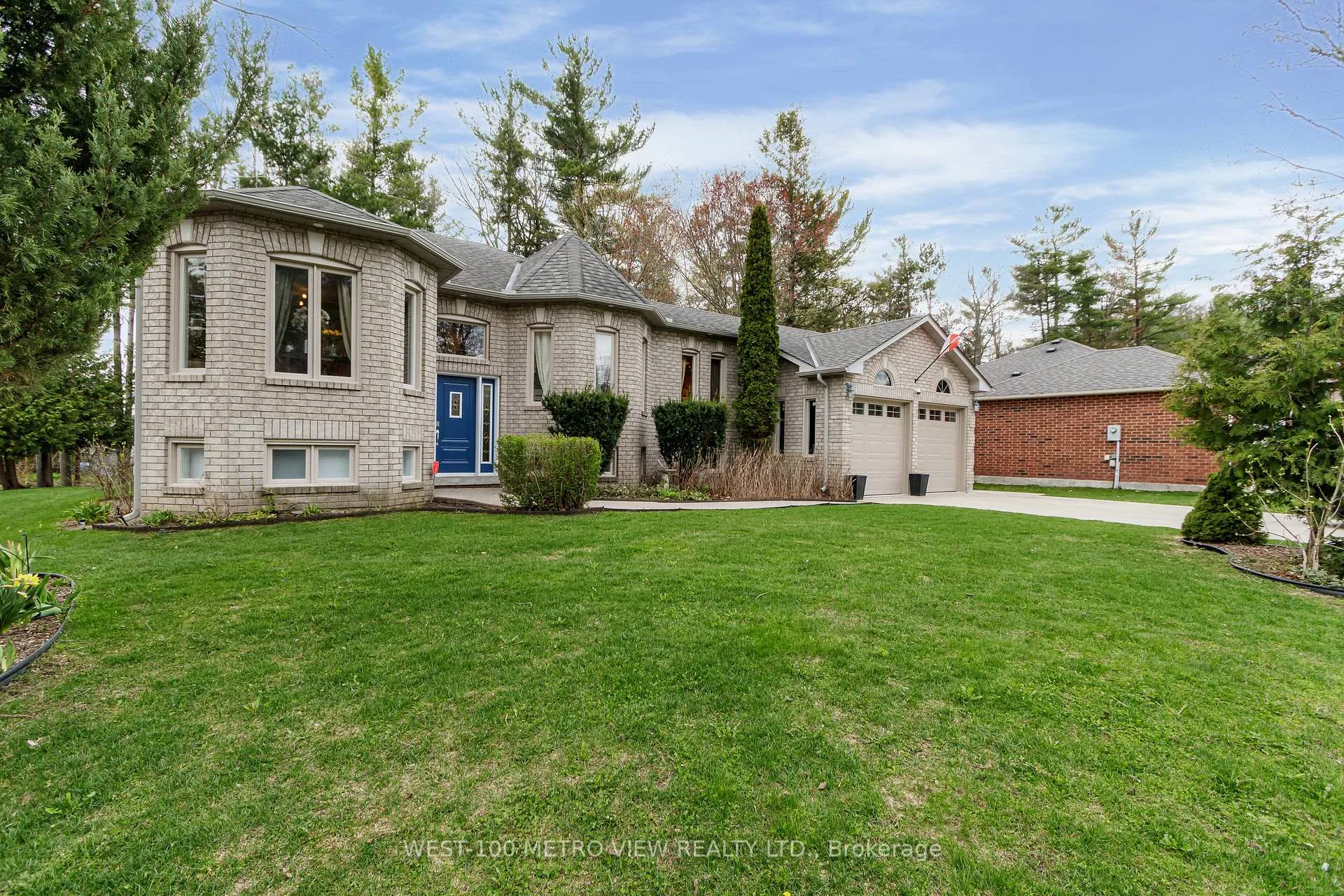 Photo 2 of 7 Fairway Crescent, Wasaga Beach — HOMEH