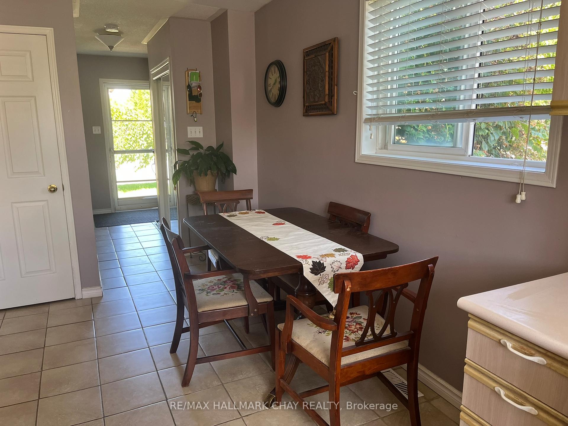 Photo 6 of 29 Charleson Drive, Barrie, Holly — HOMEH