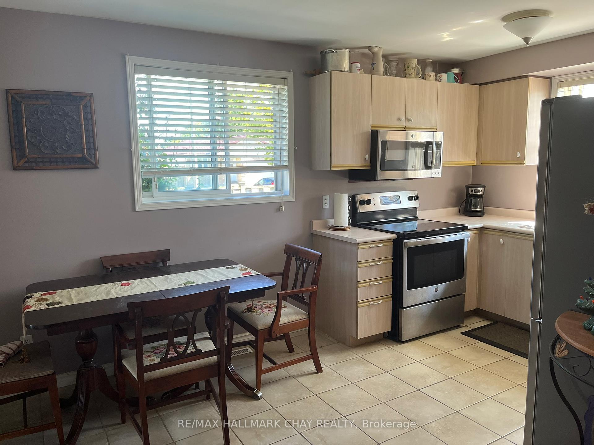 Photo 7 of 29 Charleson Drive, Barrie, Holly — HOMEH