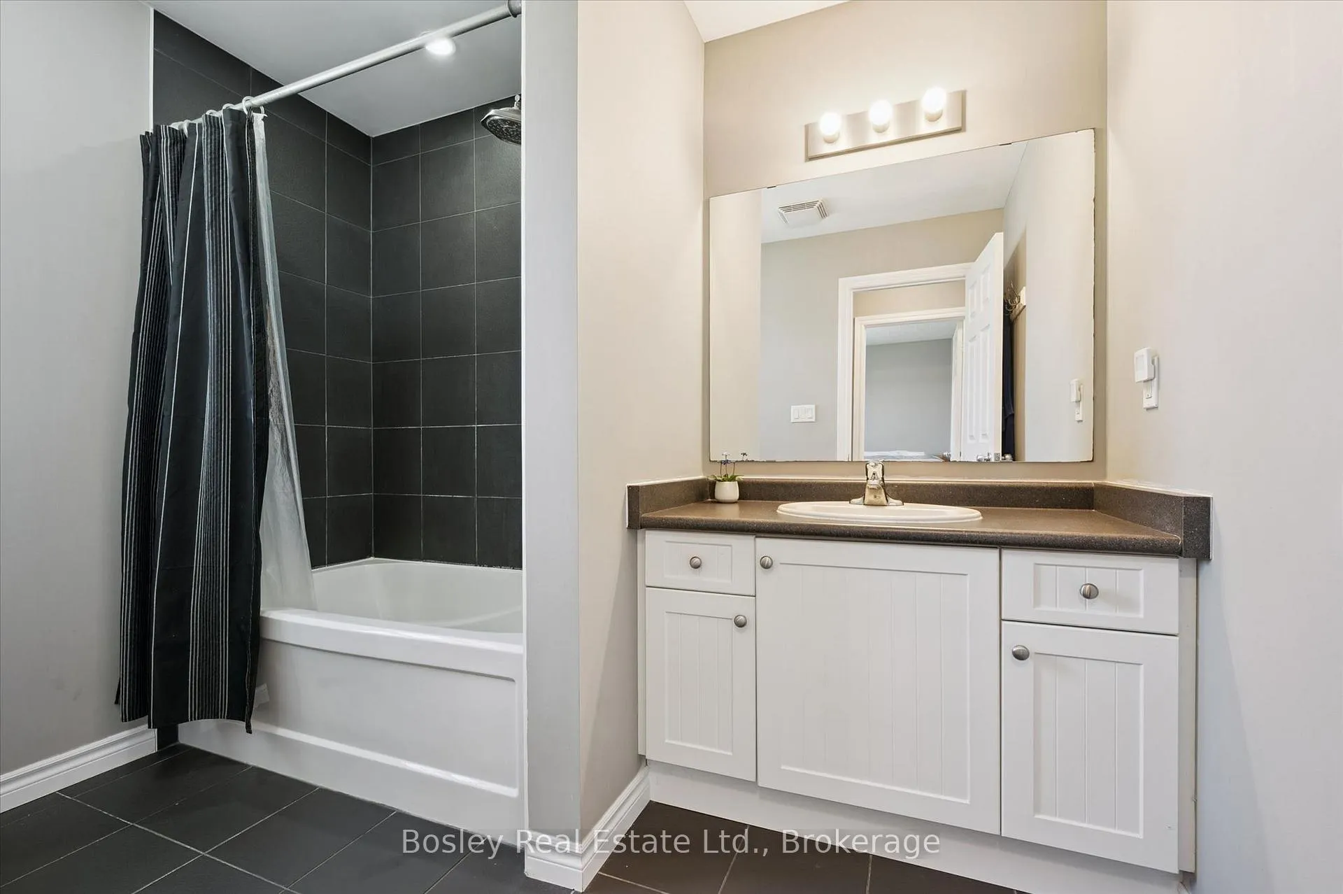 Photo 20 of 43 Captain McCallum Drive, Wilmot — HOMEH