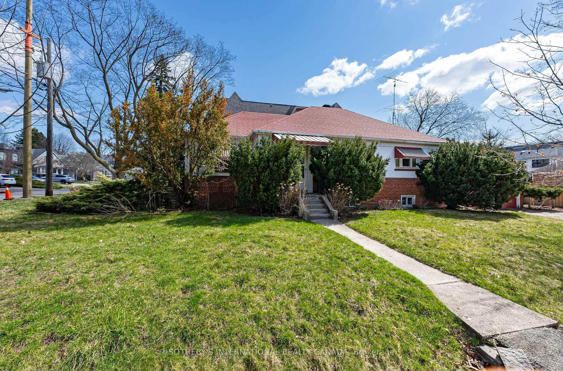 Photo 2 of 47 Grenview Boulevard S, Etobicoke, Stonegate-Queensway — HOMEH