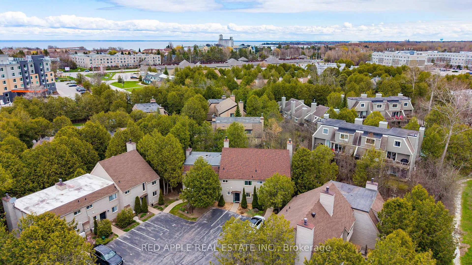 Photo 2 of 135 Escarpment Crescent, Collingwood — HOMEH