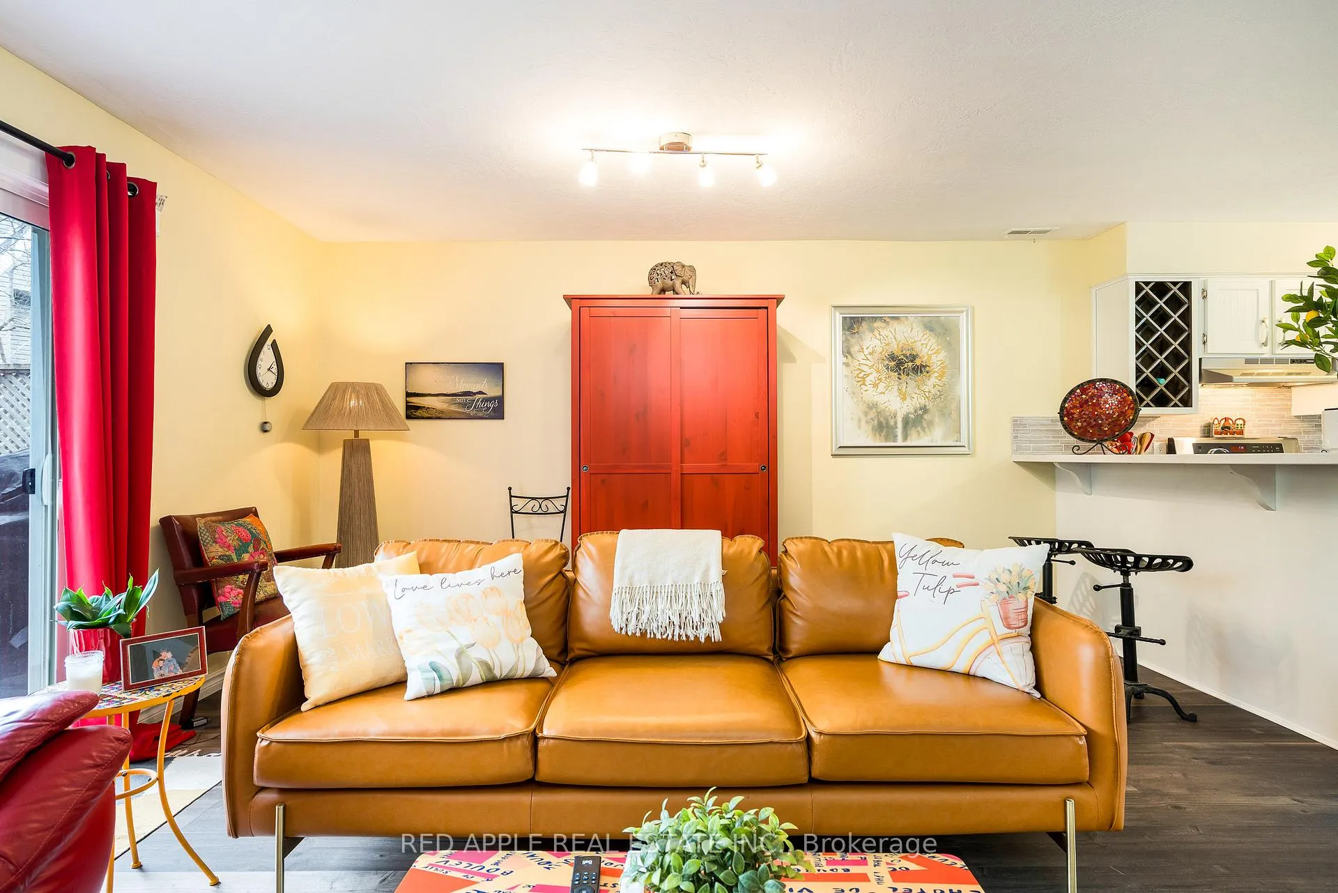 Photo 11 of 135 Escarpment Crescent, Collingwood — HOMEH