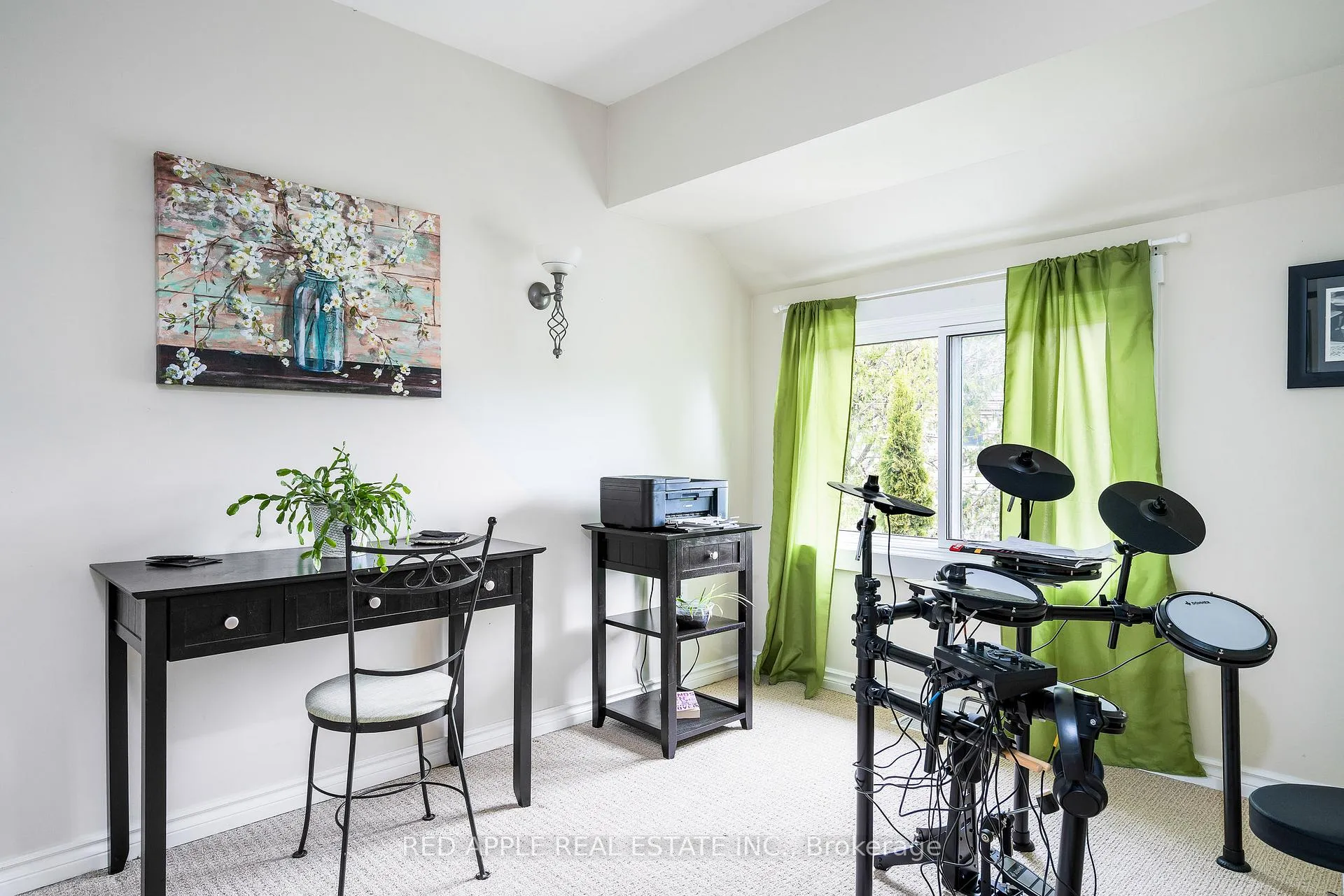 Photo 21 of 135 Escarpment Crescent, Collingwood — HOMEH