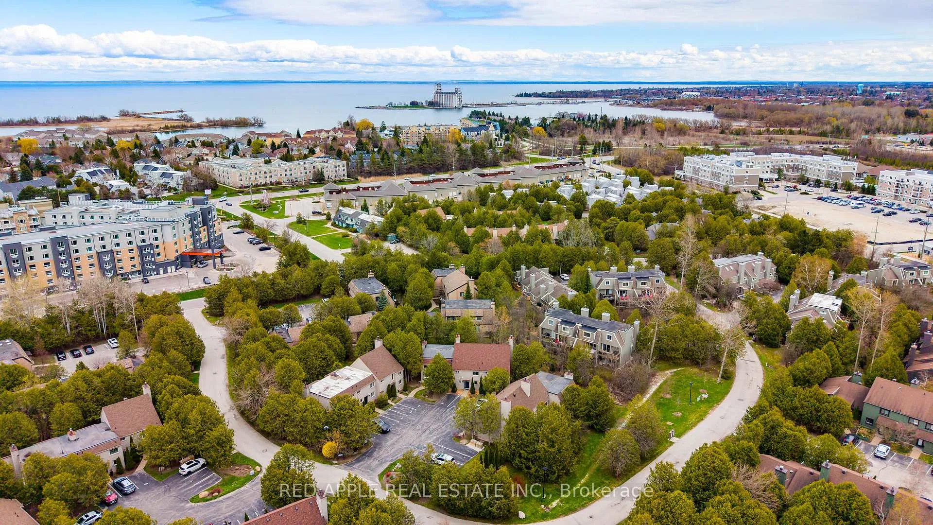 Photo 25 of 135 Escarpment Crescent, Collingwood — HOMEH