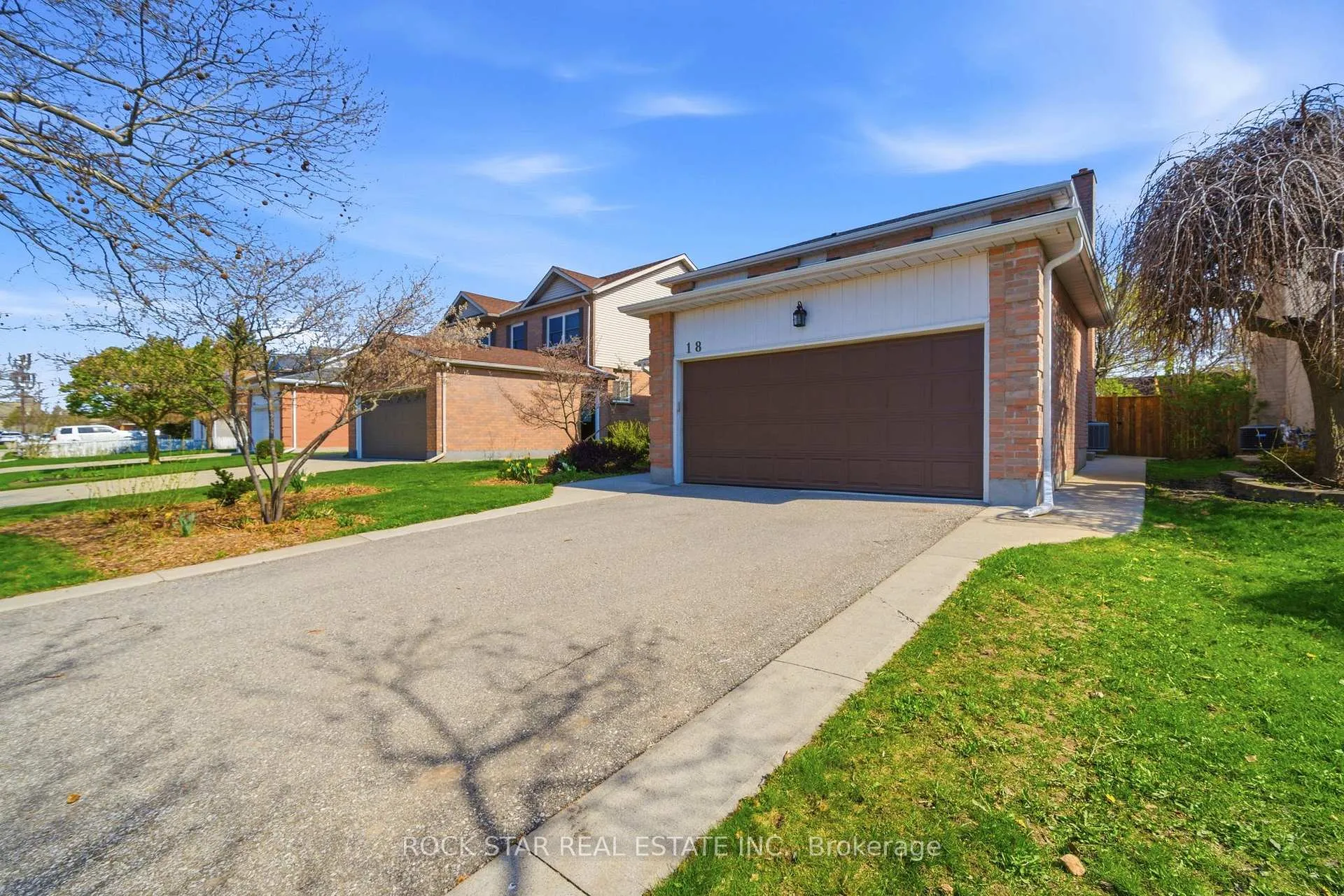 Photo 3 of 18 Northforest Trail, Kitchener — HOMEH