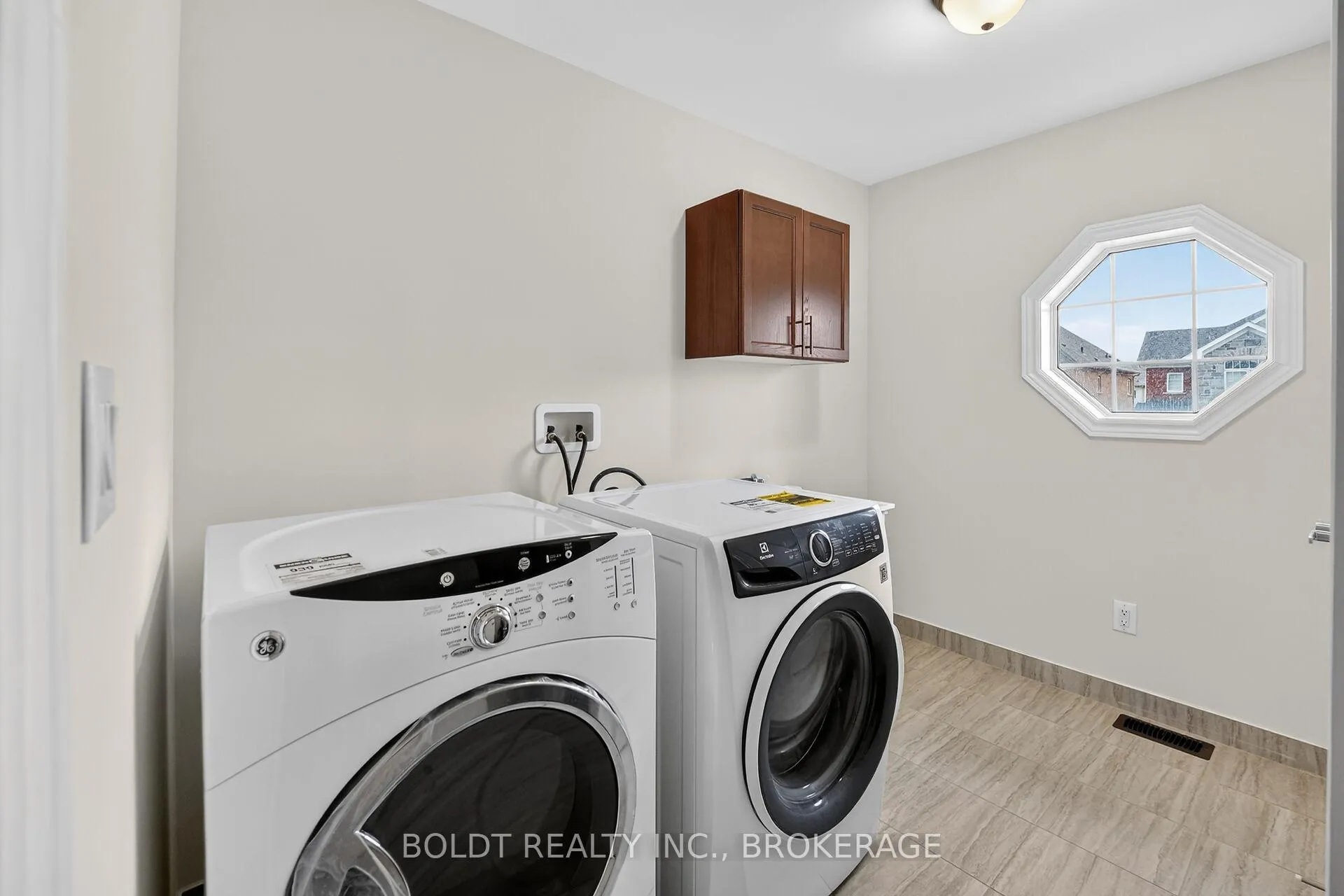 Photo 33 of 103 Homestead Way, Thorold, Rolling Meadows — HOMEH