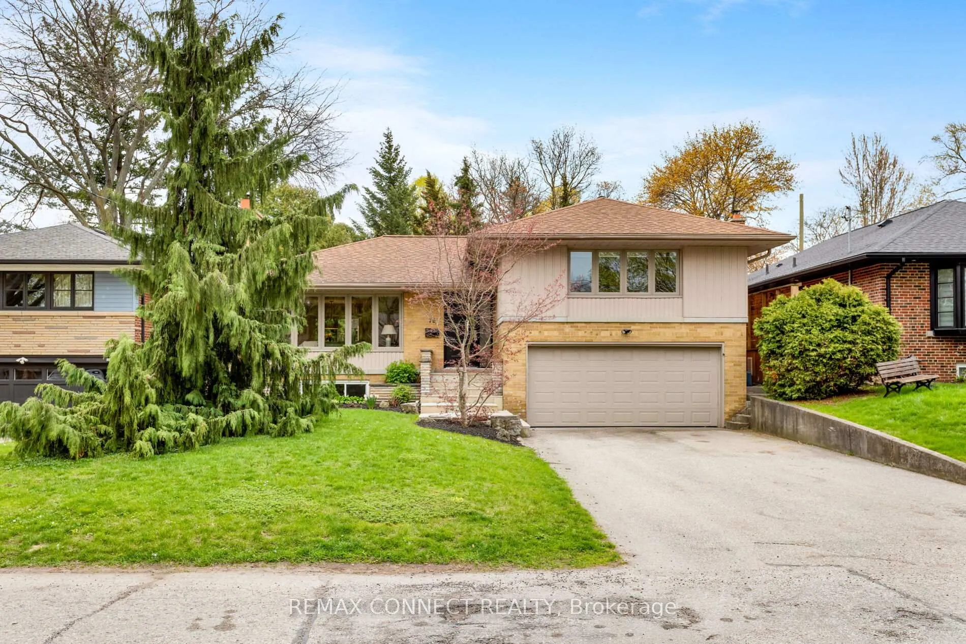 Photo 3 of 75 Glenellen Drive E, Etobicoke, Stonegate-Queensway — HOMEH