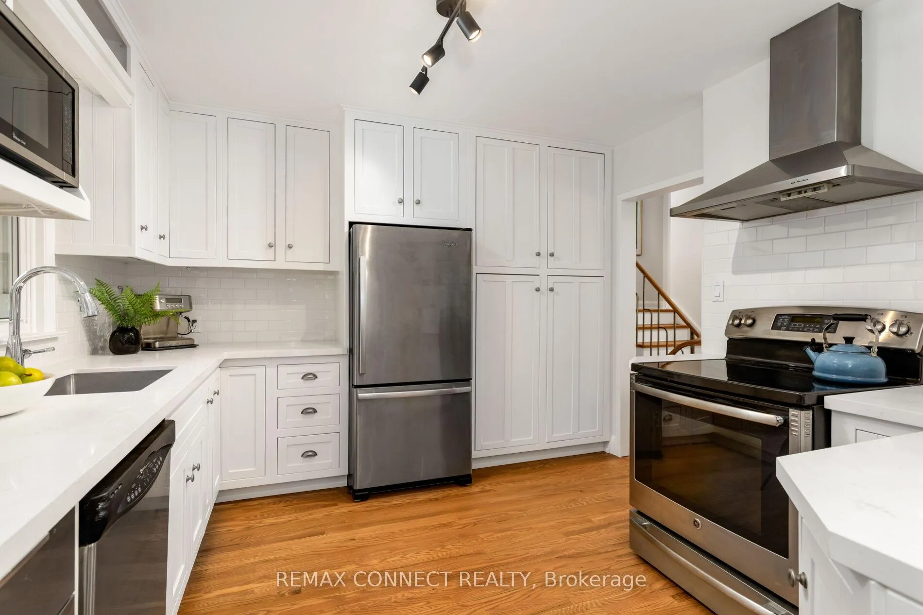 Photo 15 of 75 Glenellen Drive E, Etobicoke, Stonegate-Queensway — HOMEH