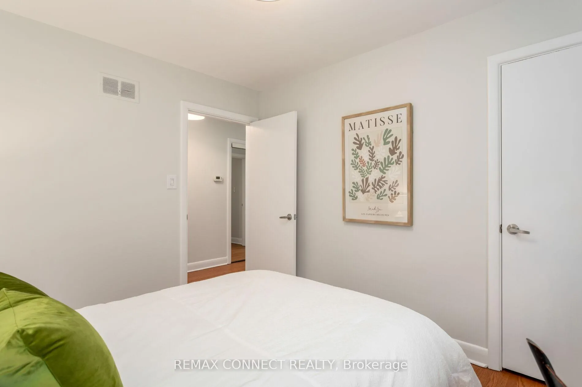 Photo 24 of 75 Glenellen Drive E, Etobicoke, Stonegate-Queensway — HOMEH