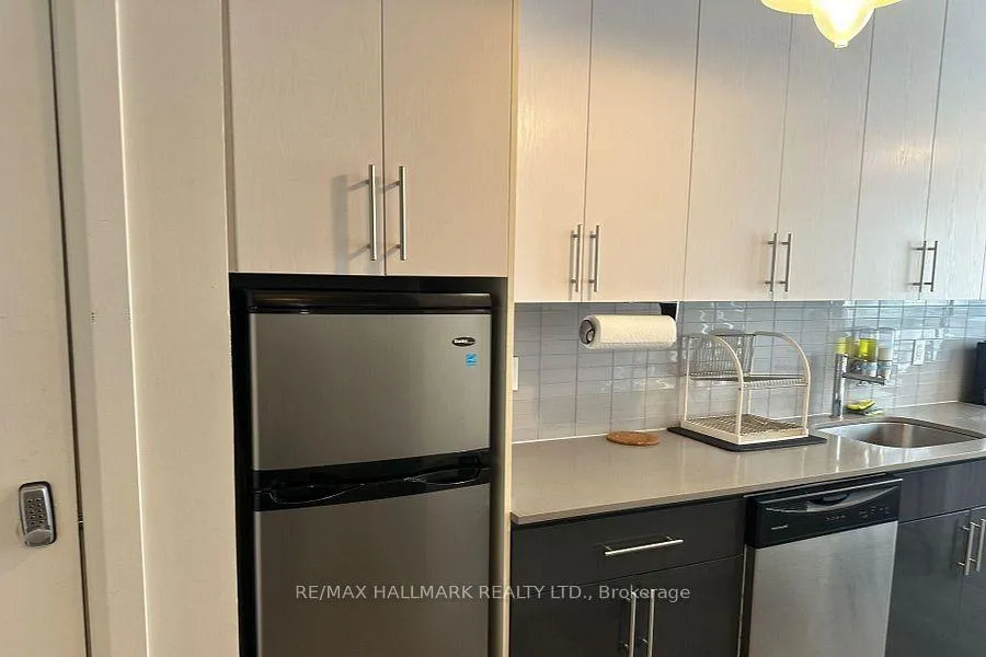 Photo 4 of Unit 5, 595 St Clair Avenue W, Toronto, Wychwood — HOMEH