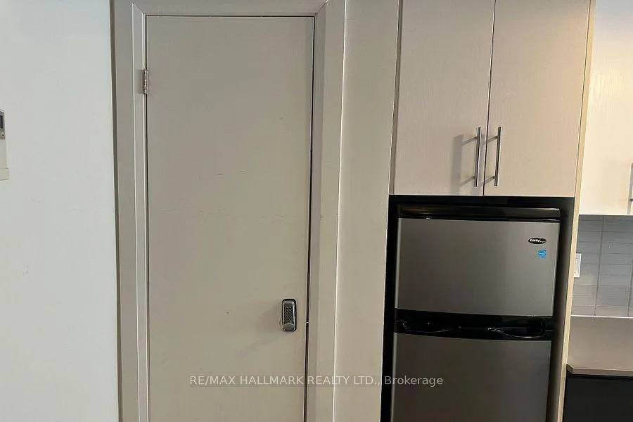 Photo 5 of Unit 5, 595 St Clair Avenue W, Toronto, Wychwood — HOMEH
