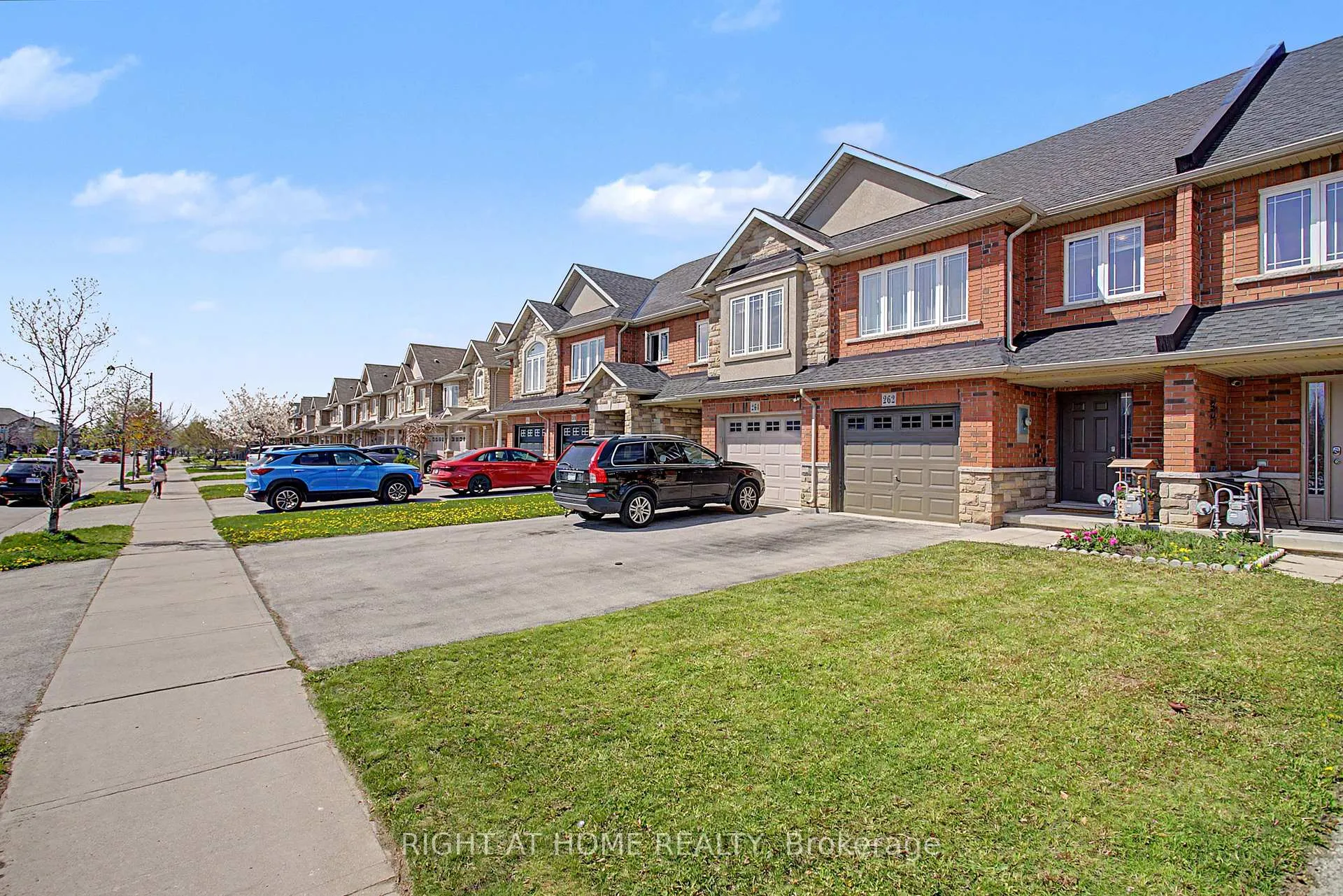 Photo 2 of 262 Pinehill Drive, Hamilton, Rural Glanbrook — HOMEH