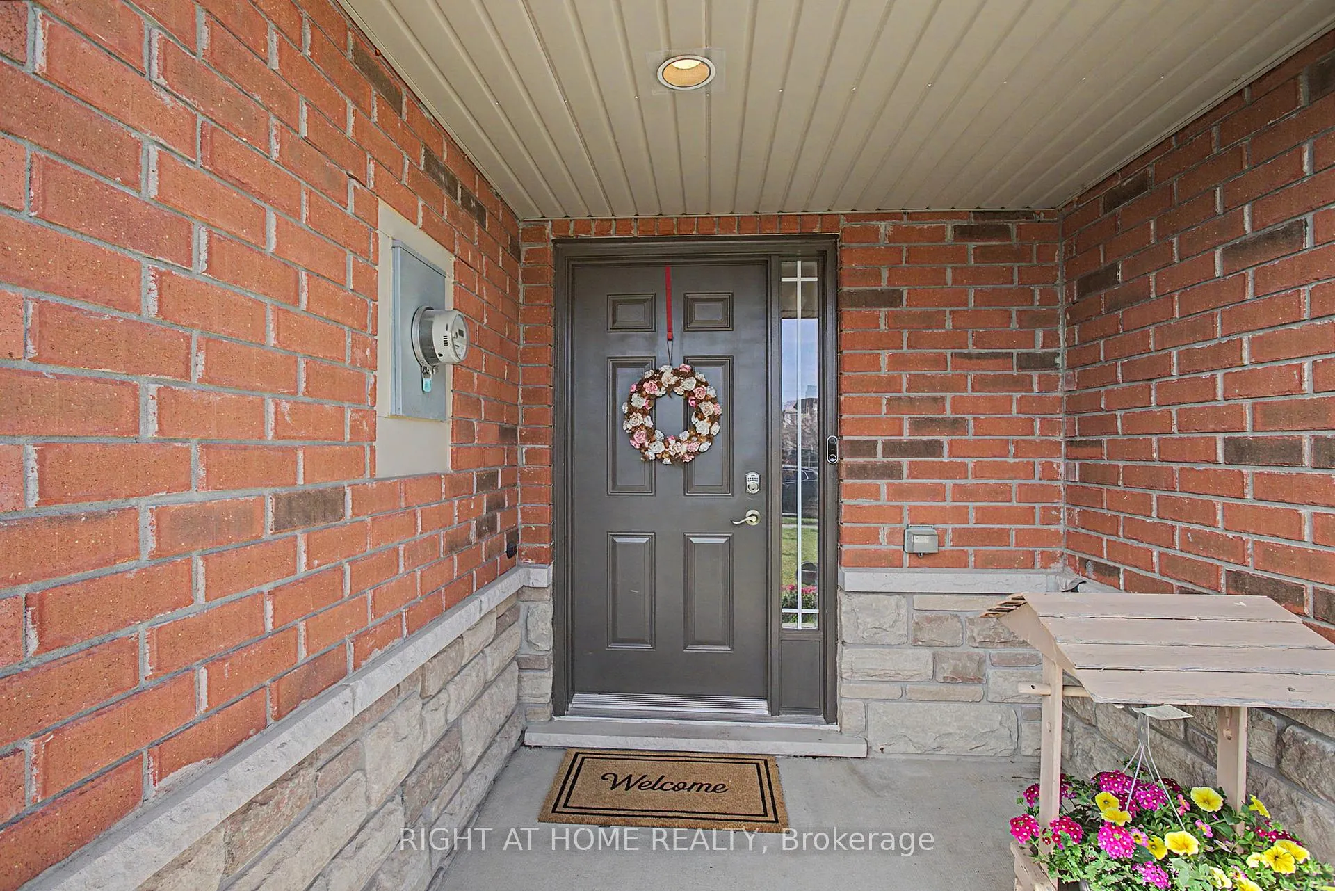 Photo 3 of 262 Pinehill Drive, Hamilton, Rural Glanbrook — HOMEH