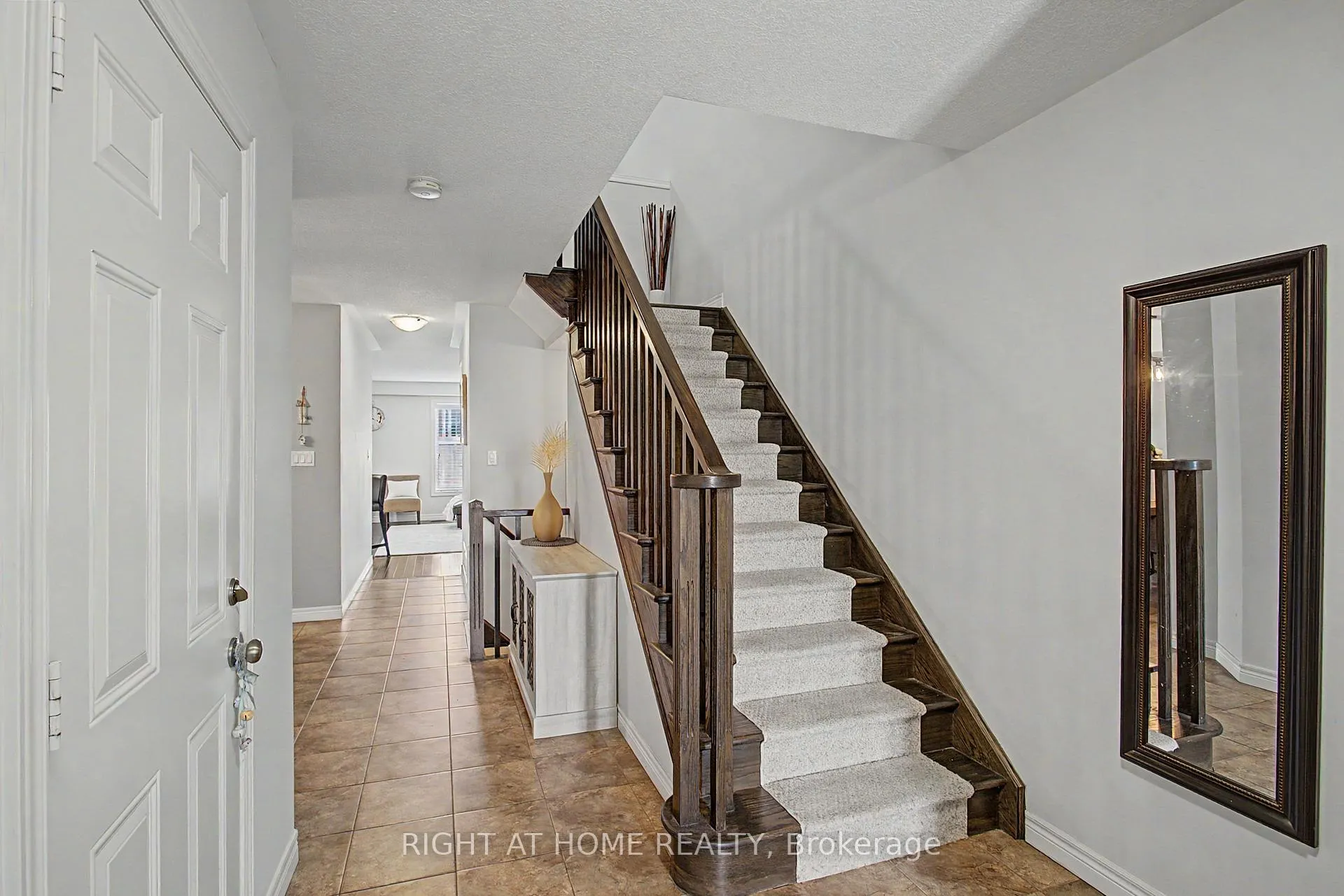 Photo 5 of 262 Pinehill Drive, Hamilton, Rural Glanbrook — HOMEH
