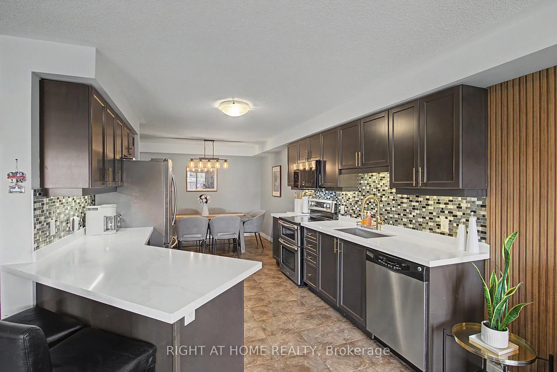 Photo 10 of 262 Pinehill Drive, Hamilton, Rural Glanbrook — HOMEH