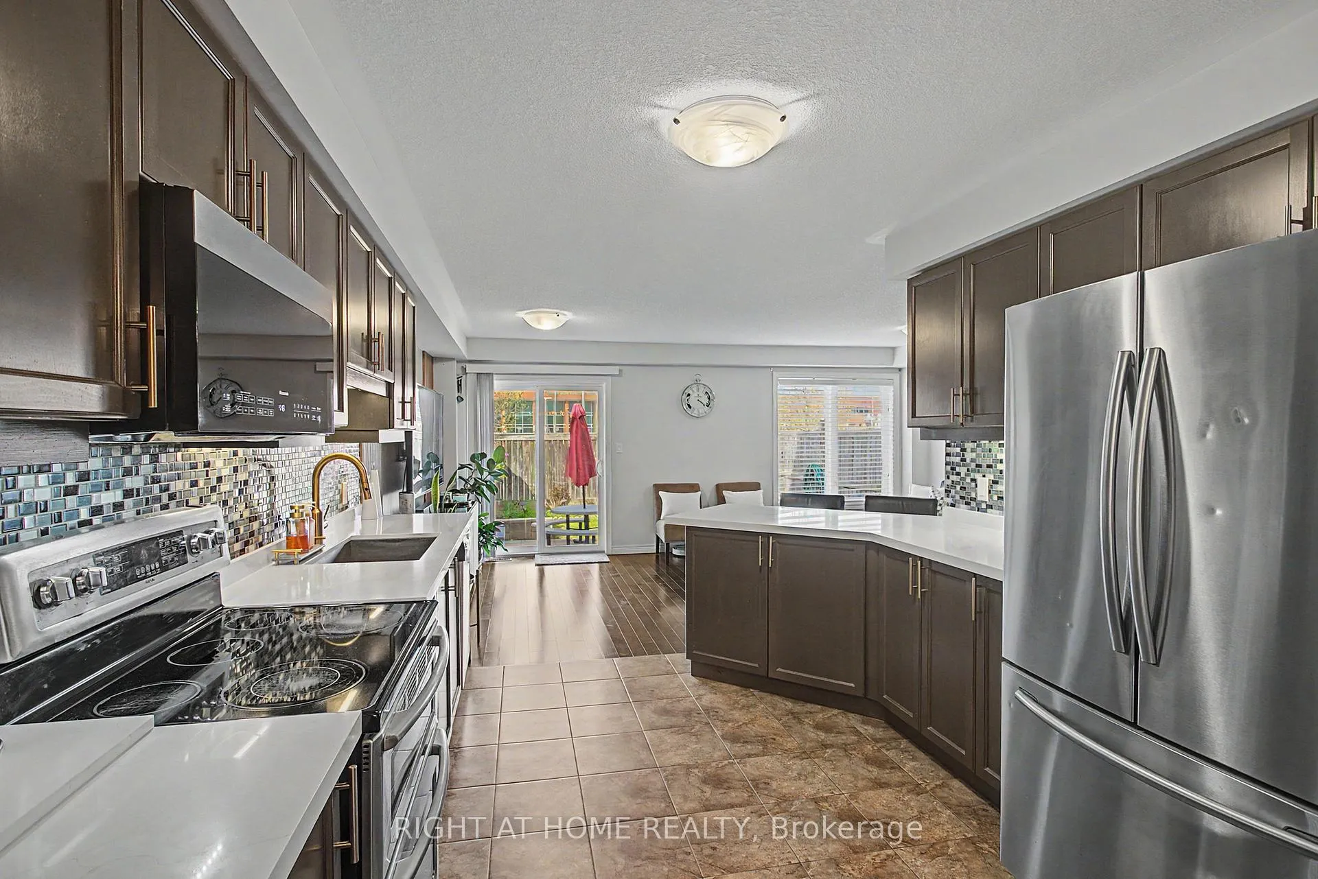 Photo 11 of 262 Pinehill Drive, Hamilton, Rural Glanbrook — HOMEH