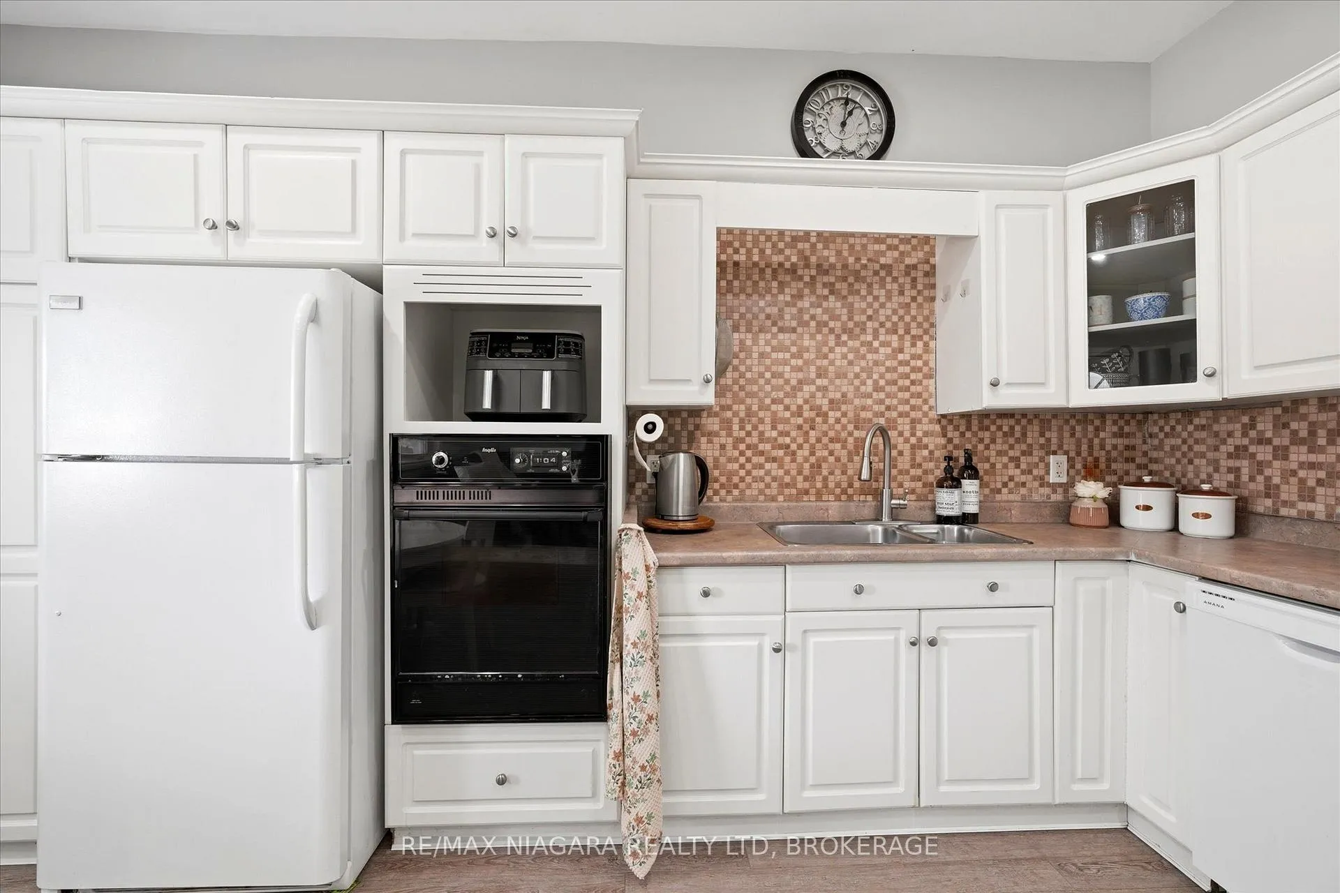 Photo 10 of 27 Wiley Street, St. Catharines, Downtown — HOMEH