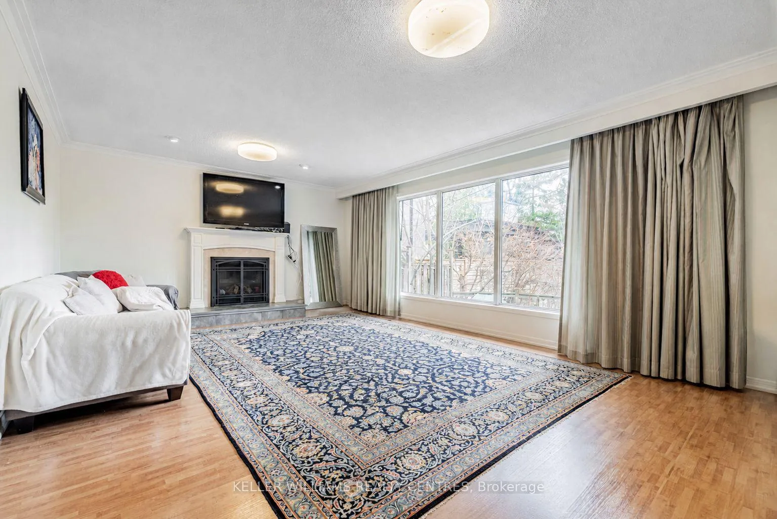 Photo 13 of 10 Hawthorne Lane, Aurora, Aurora Village — HOMEH