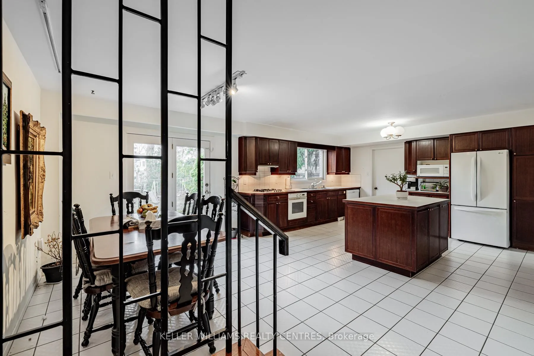 Photo 16 of 10 Hawthorne Lane, Aurora, Aurora Village — HOMEH