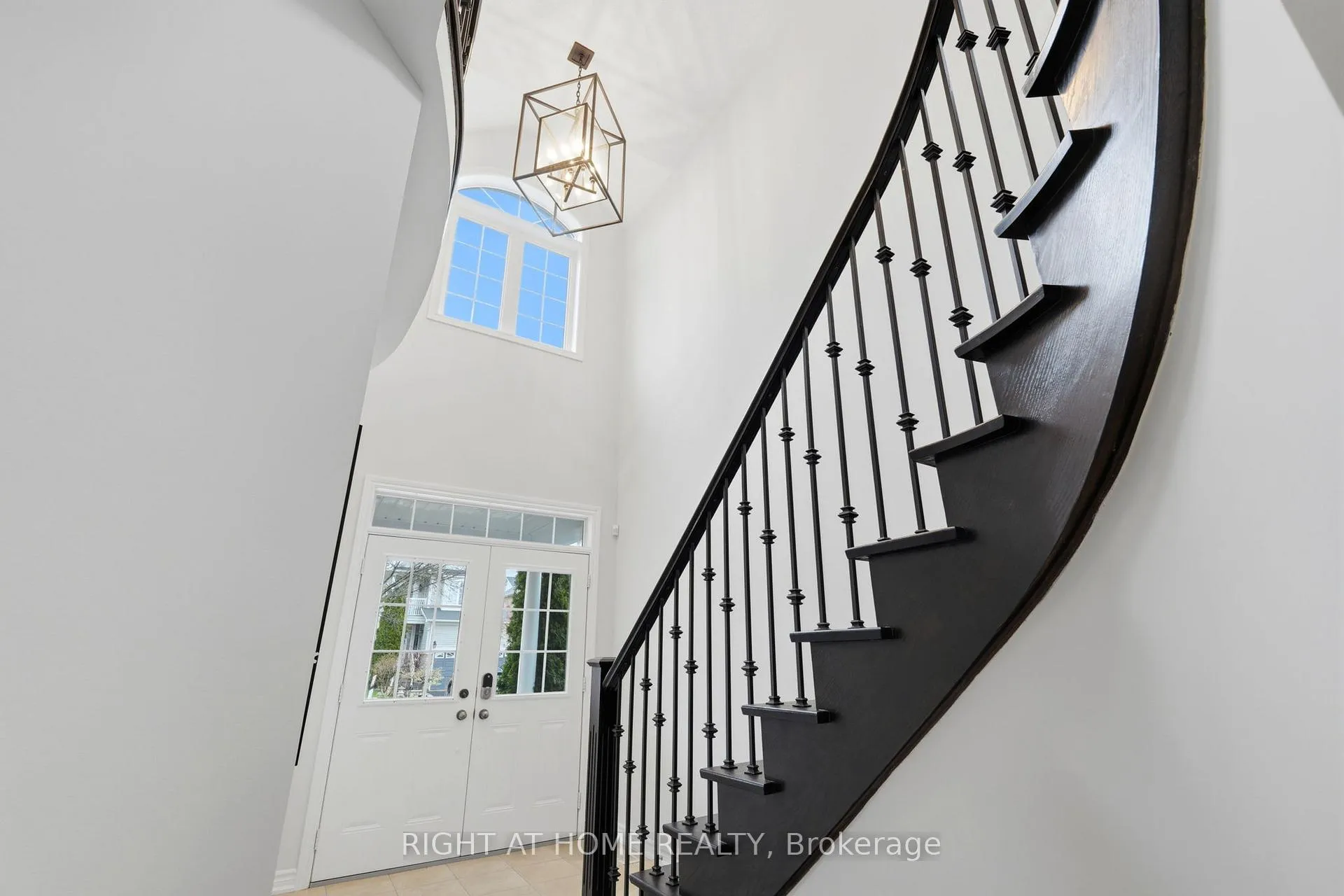 Photo 3 of 9 Shrewsbury Drive, Whitby, Brooklin — HOMEH