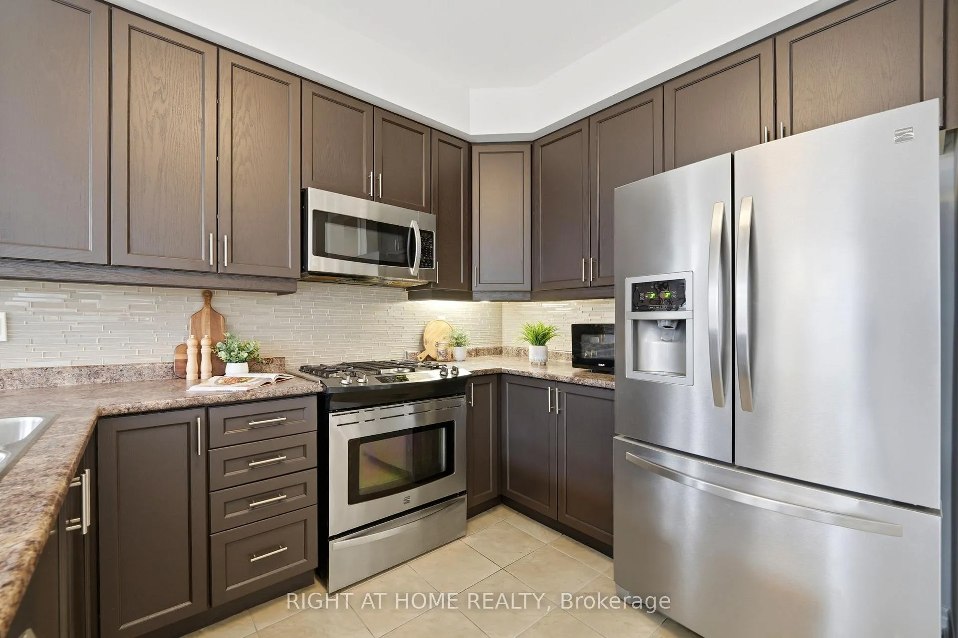 Photo 13 of 9 Shrewsbury Drive, Whitby, Brooklin — HOMEH
