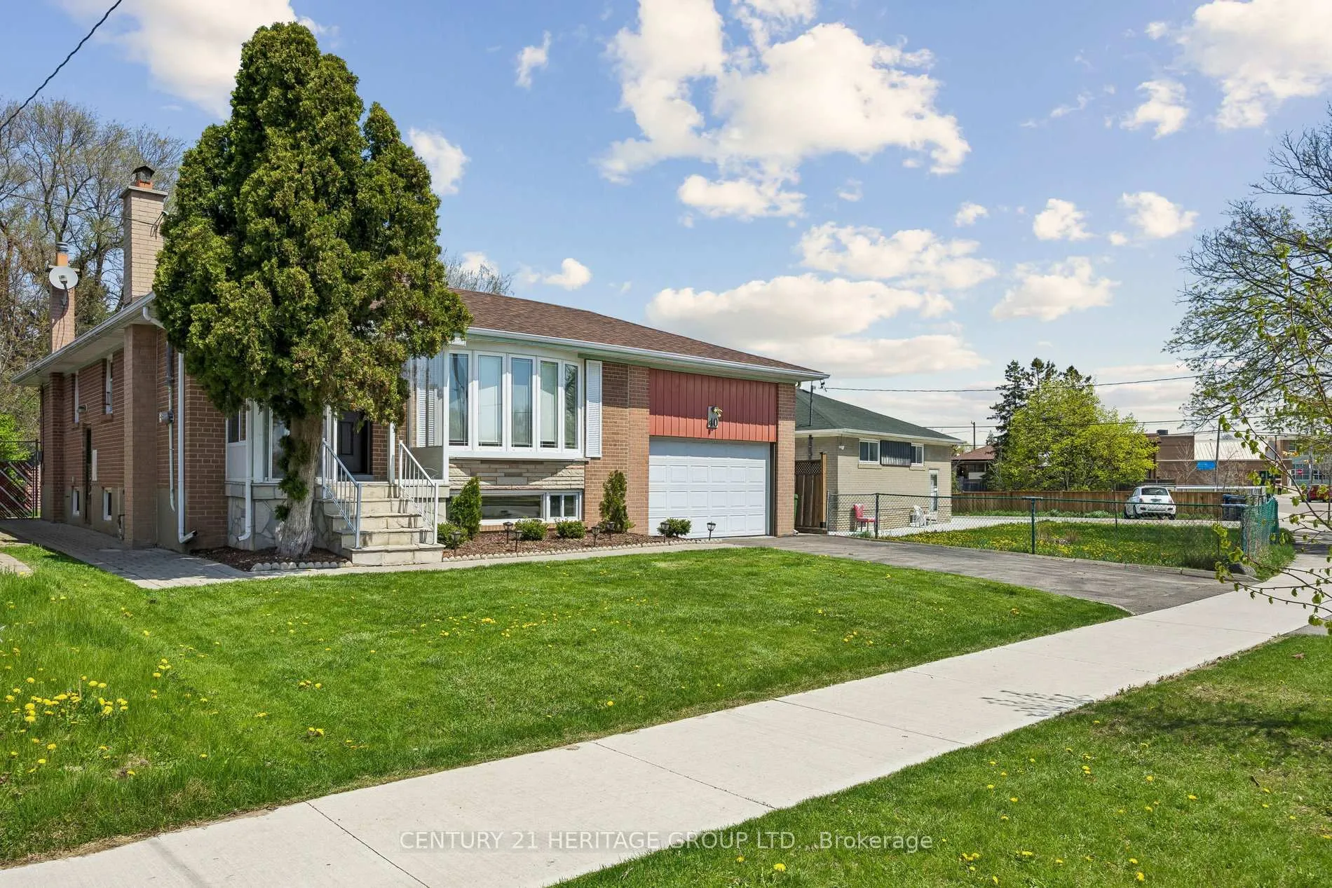 Photo 3 of 40 Amaron Avenue, Etobicoke, Thistletown-Beaumonde Heights — HOMEH
