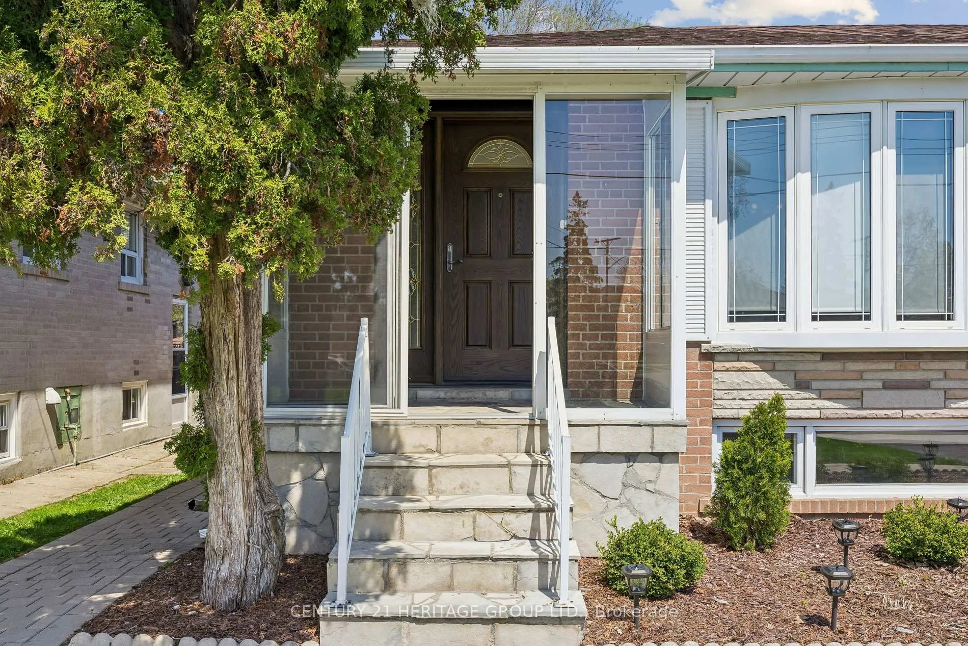 Photo 4 of 40 Amaron Avenue, Etobicoke, Thistletown-Beaumonde Heights — HOMEH