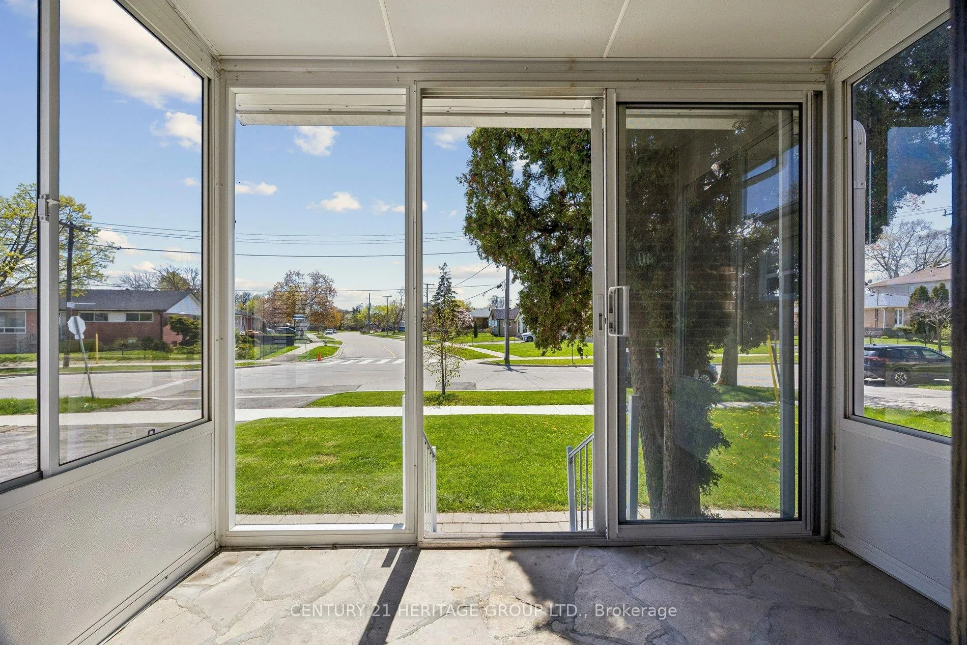 Photo 5 of 40 Amaron Avenue, Etobicoke, Thistletown-Beaumonde Heights — HOMEH