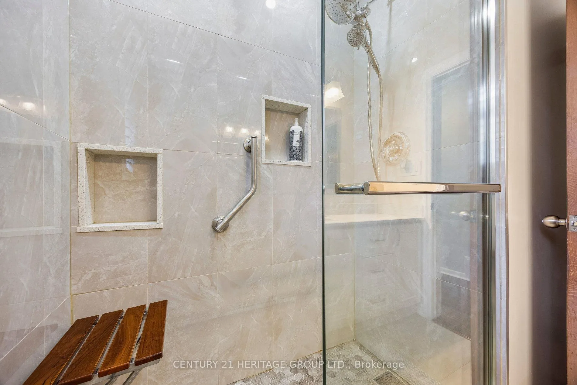 Photo 28 of 40 Amaron Avenue, Etobicoke, Thistletown-Beaumonde Heights — HOMEH